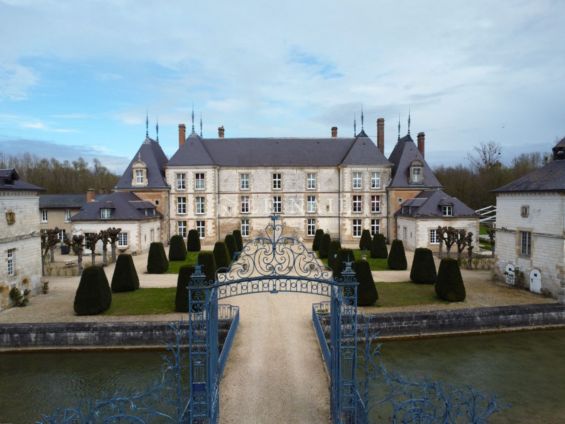 castle 36 rooms for sale on CHALONS EN CHAMPAGNE (51000) - See details