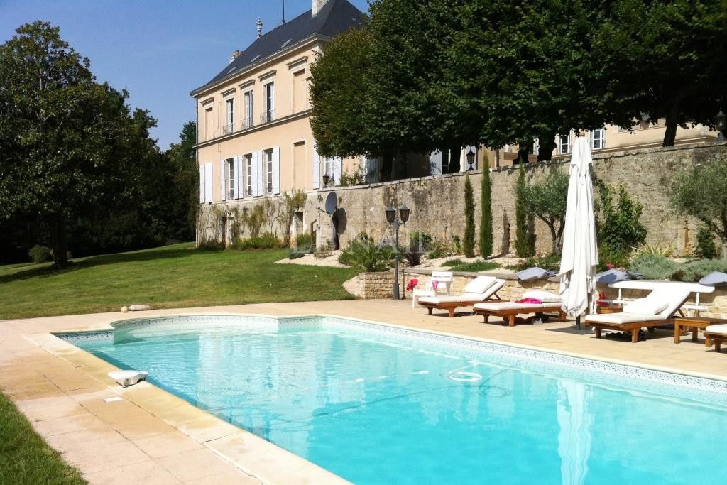 castle 15 rooms for sale on Poitiers (86000)