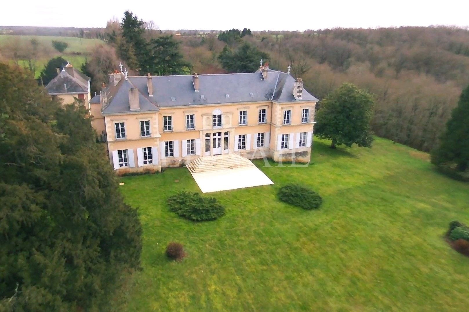castle 15 rooms for sale on Poitiers (86000)