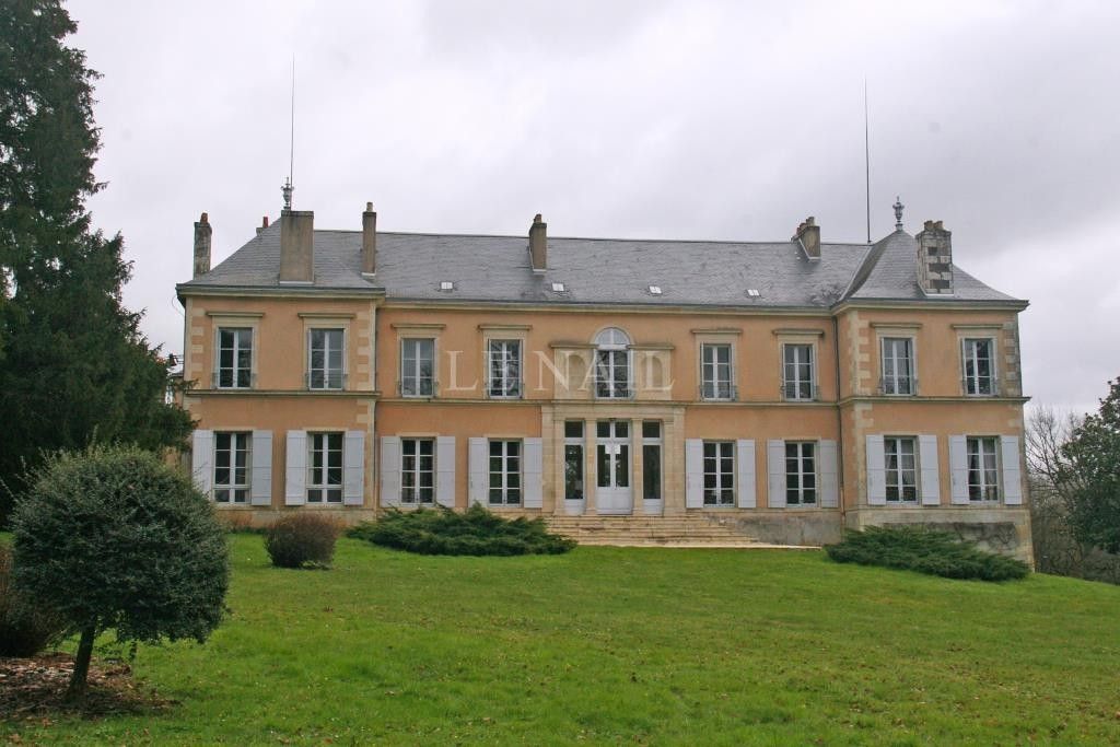 castle 15 rooms for sale on Poitiers (86000)