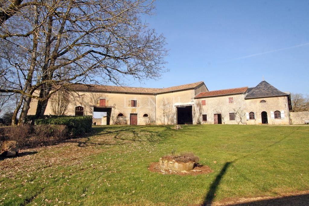 castle 15 rooms for sale on Poitiers (86000)