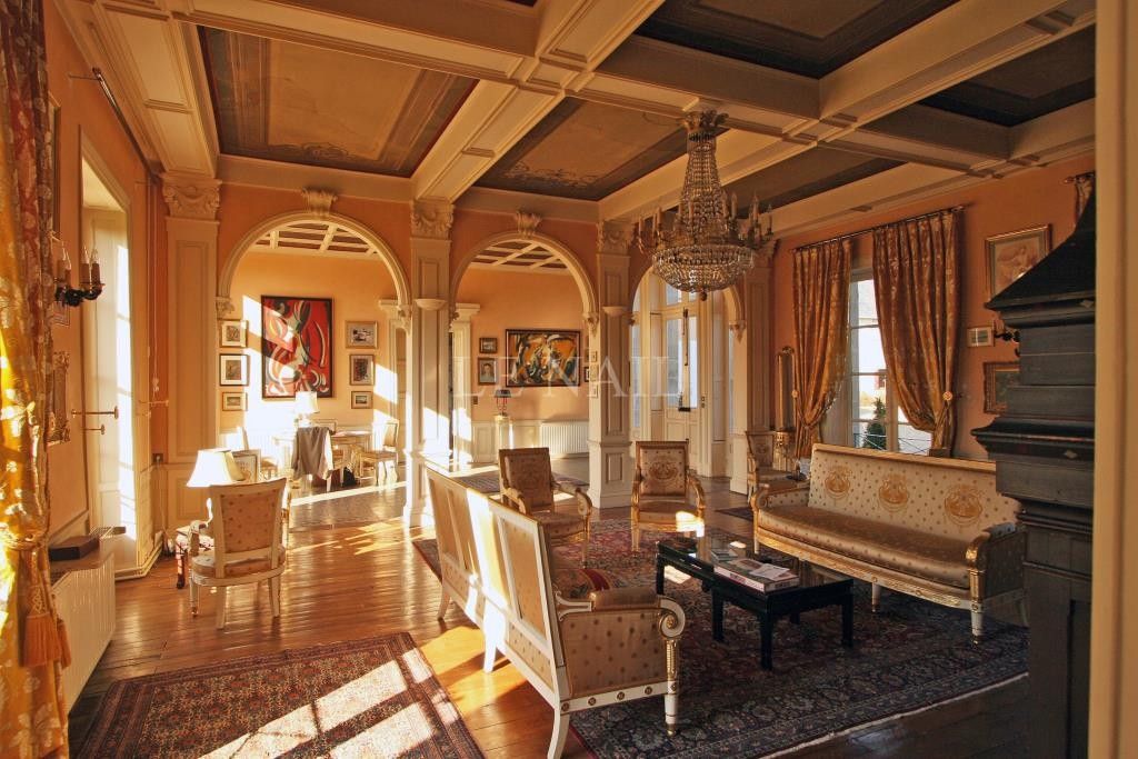 castle 15 rooms for sale on Poitiers (86000)