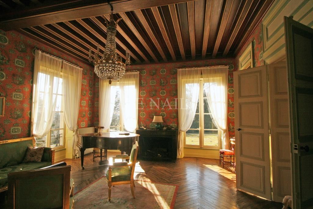castle 15 rooms for sale on Poitiers (86000)