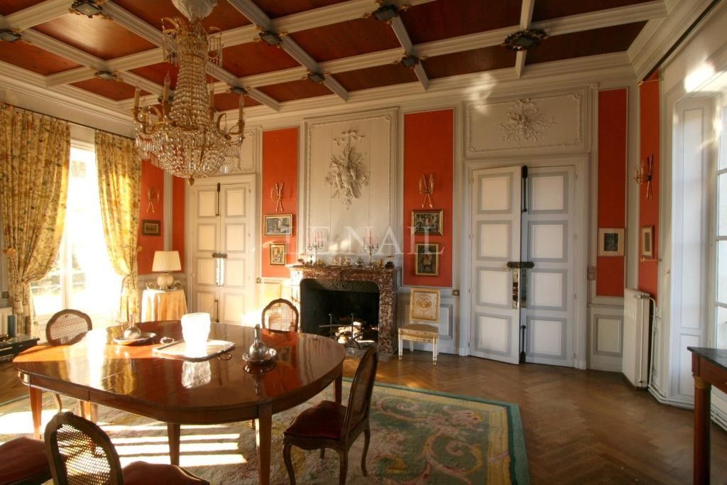 castle 15 rooms for sale on Poitiers (86000)