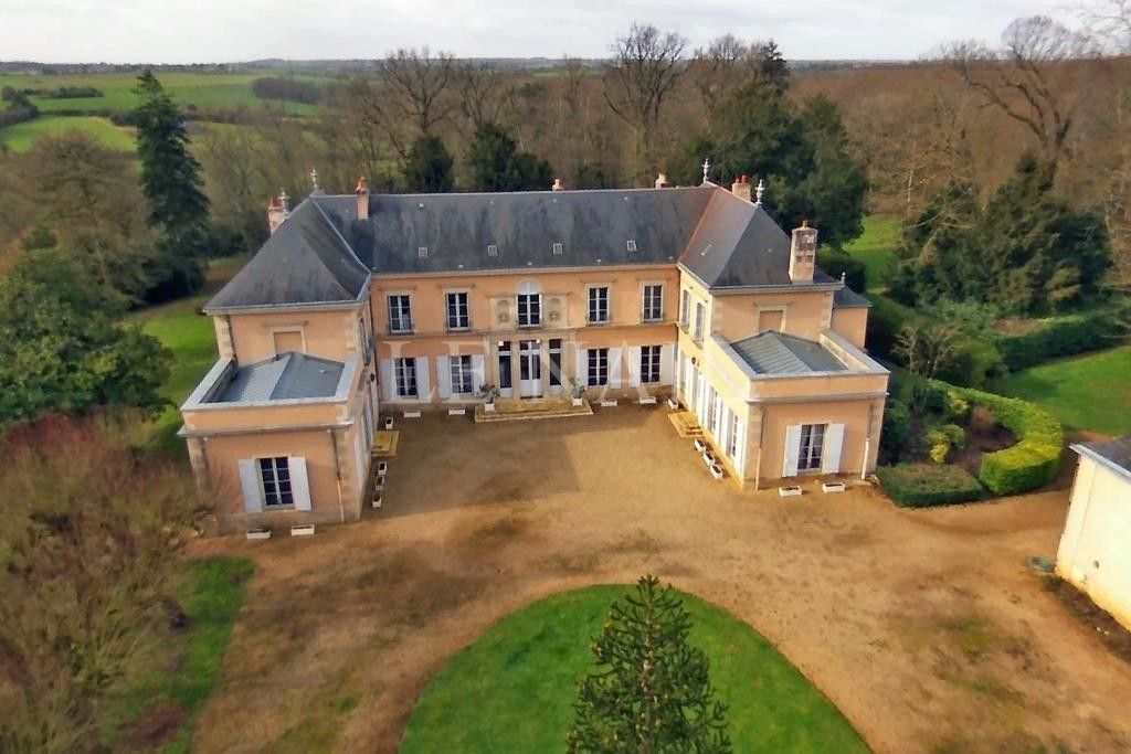 castle 15 rooms for sale on Poitiers (86000)