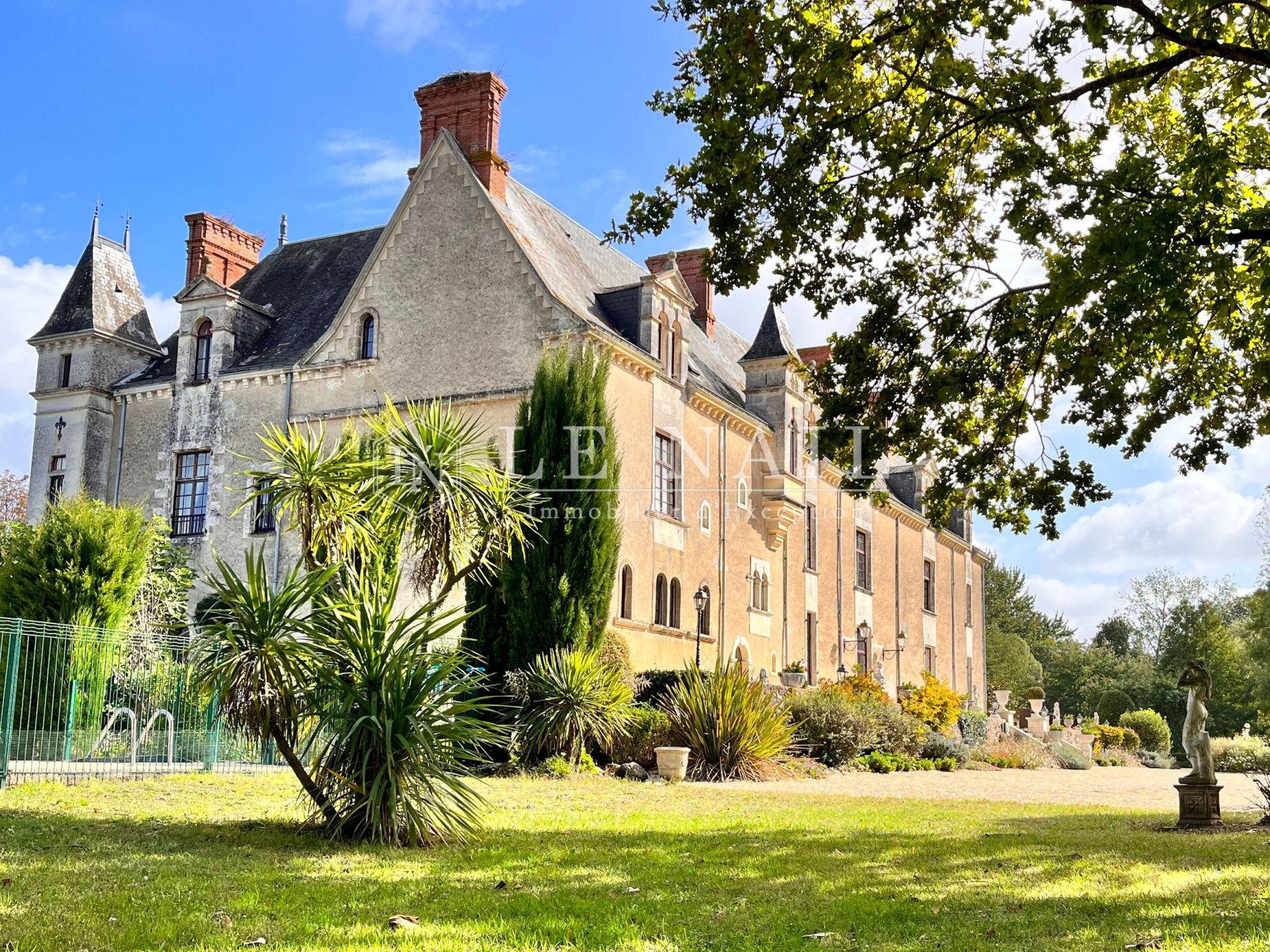 château 30 pièces en vente à LA ROCHE SUR YON (85000)