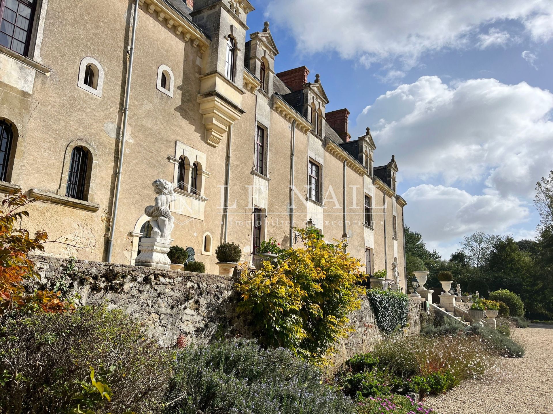 château 30 pièces en vente à LA ROCHE SUR YON (85000)