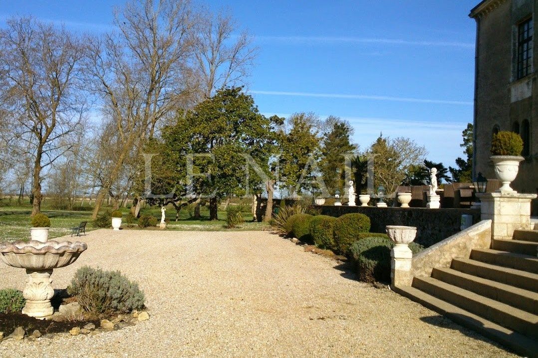 château 30 pièces en vente à LA ROCHE SUR YON (85000)