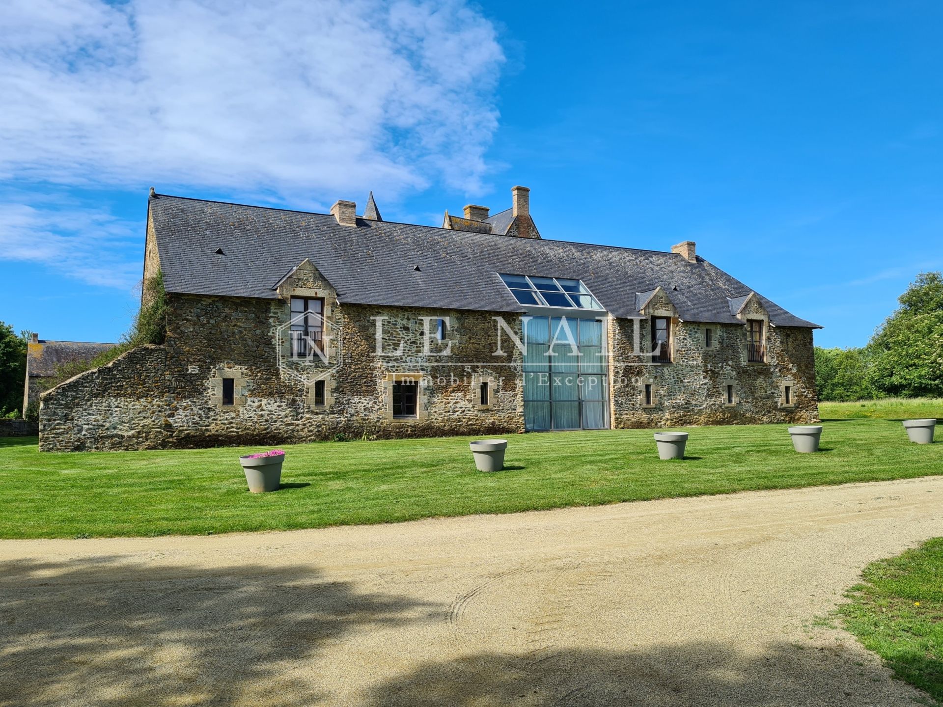 manor house 6 rooms for sale on LAVAL (53000)