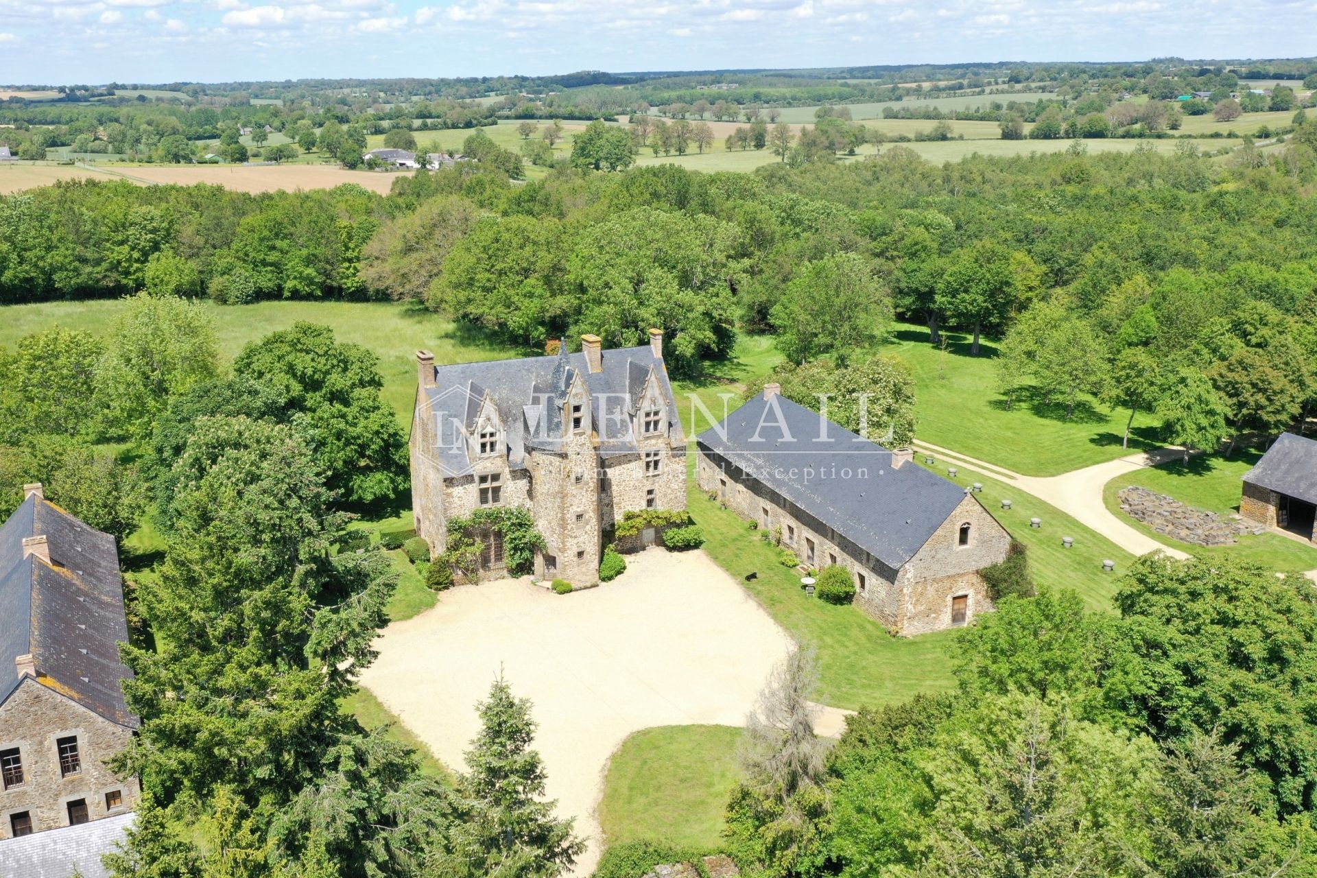 manor house 6 rooms for sale on LAVAL (53000)