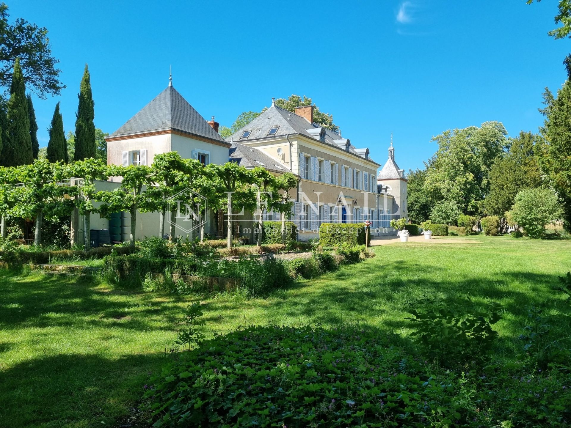 castle 15 rooms for sale on VIERZON (18100)