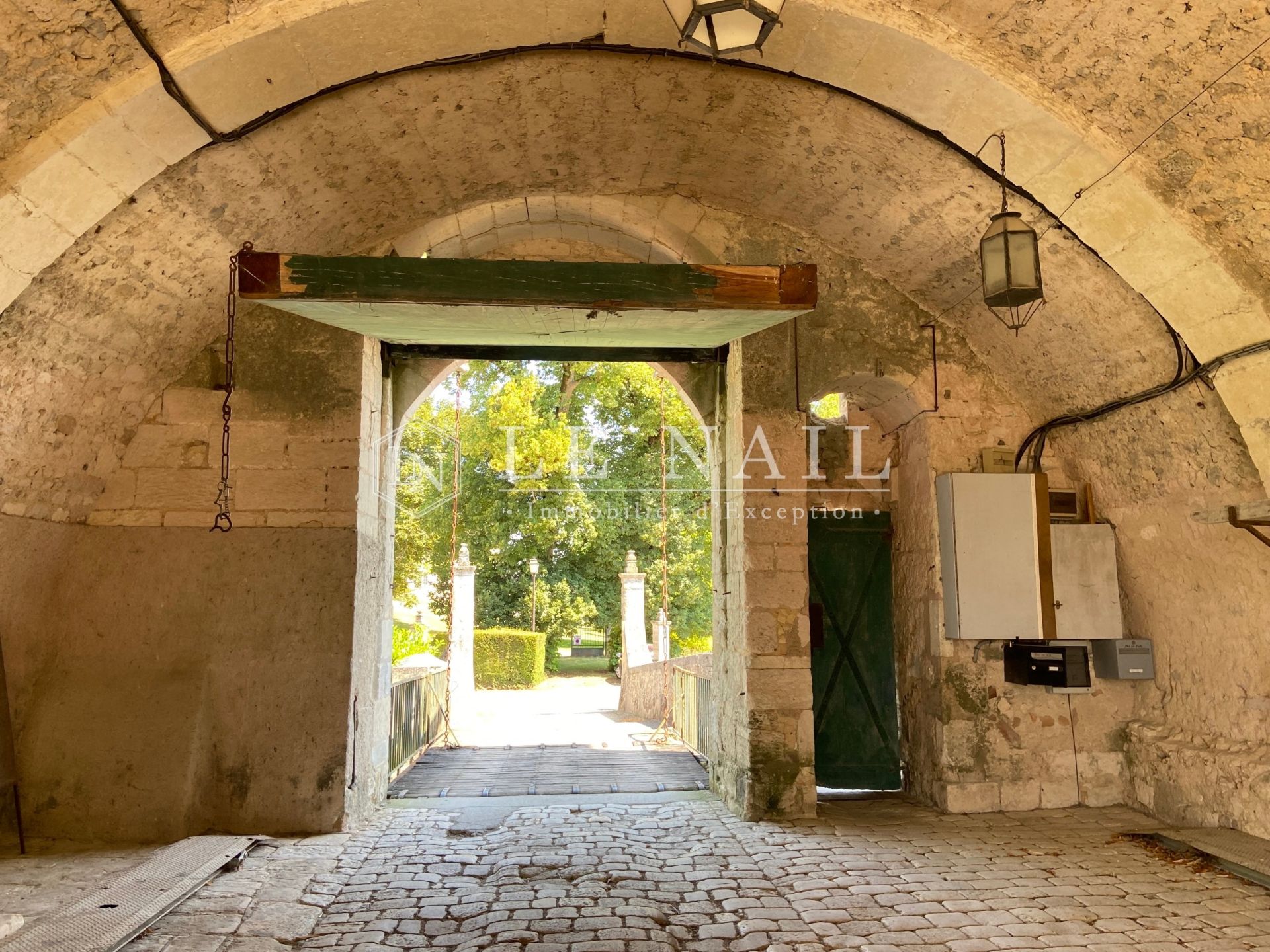 castle 44 rooms for sale on BORDEAUX (33000)