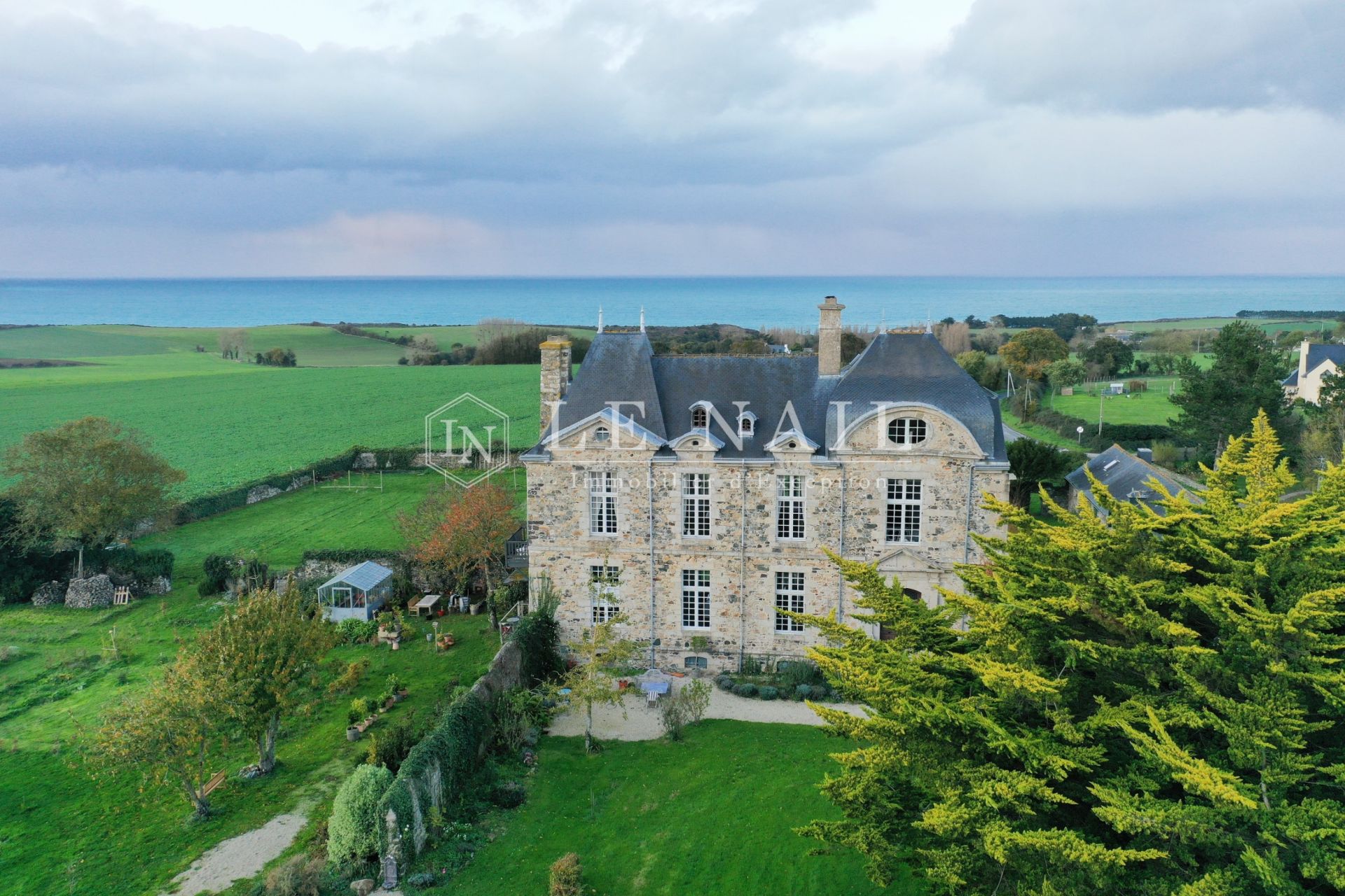 castle 5 rooms for sale on PLENEUF VAL ANDRE (22370)
