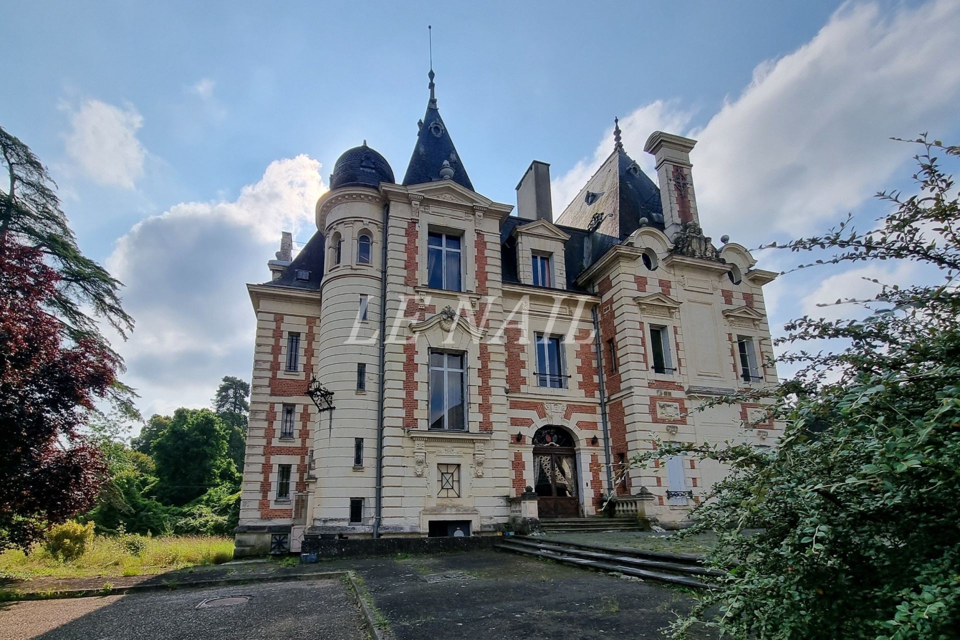 castle 17 rooms for sale on LE MANS (72000)