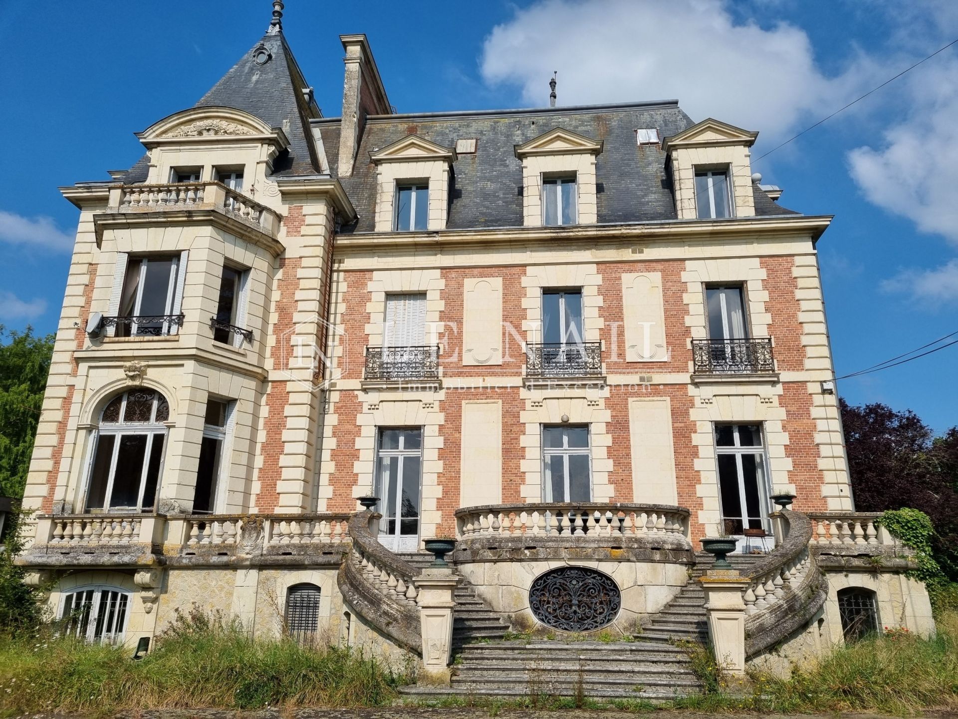 castle 17 rooms for sale on LE MANS (72000)