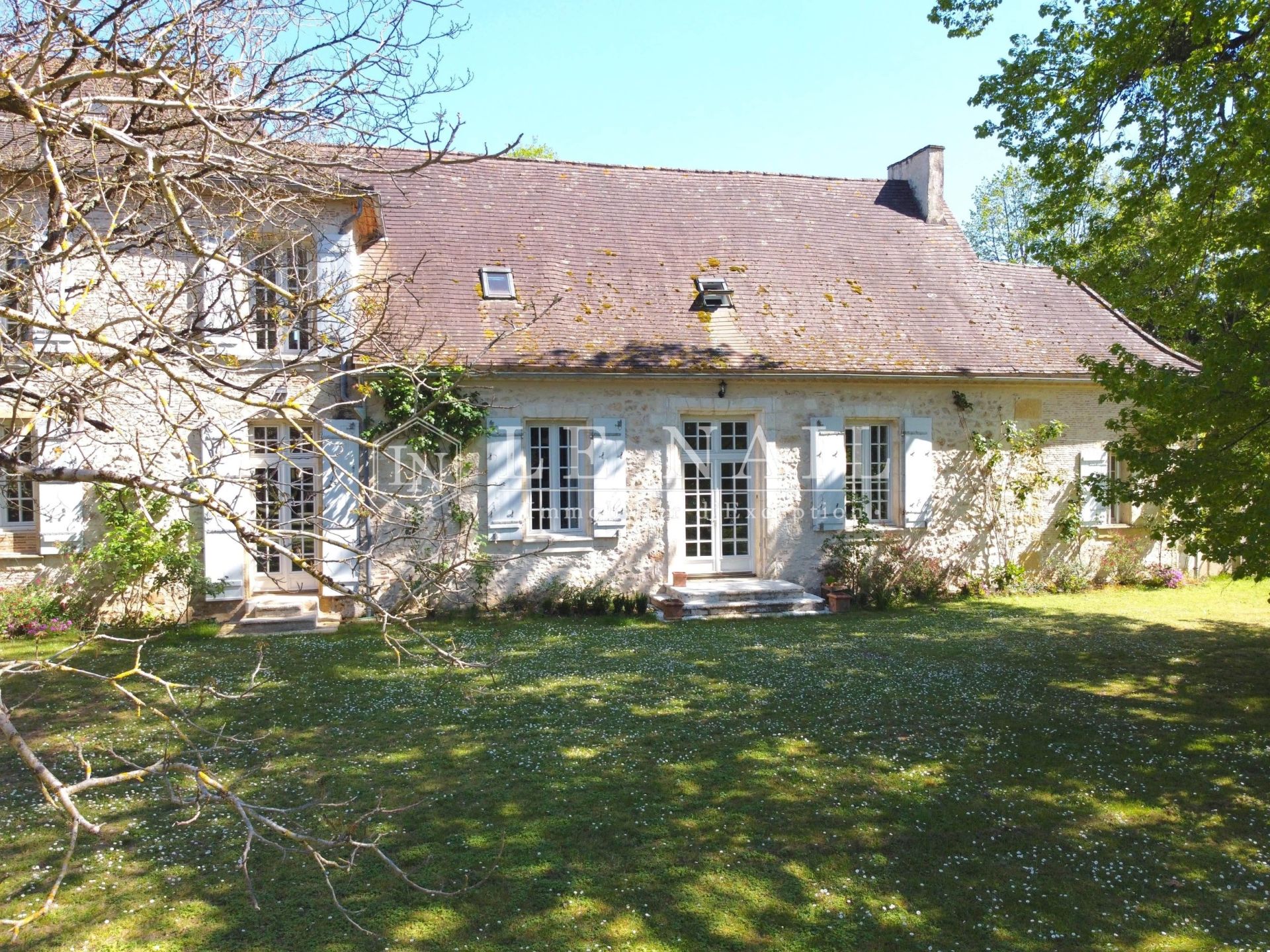 maison bourgeoise 16 pièces en vente à BERGERAC (24100) maison bourgeoise 16 pièces en vente à BERGERAC (24100)