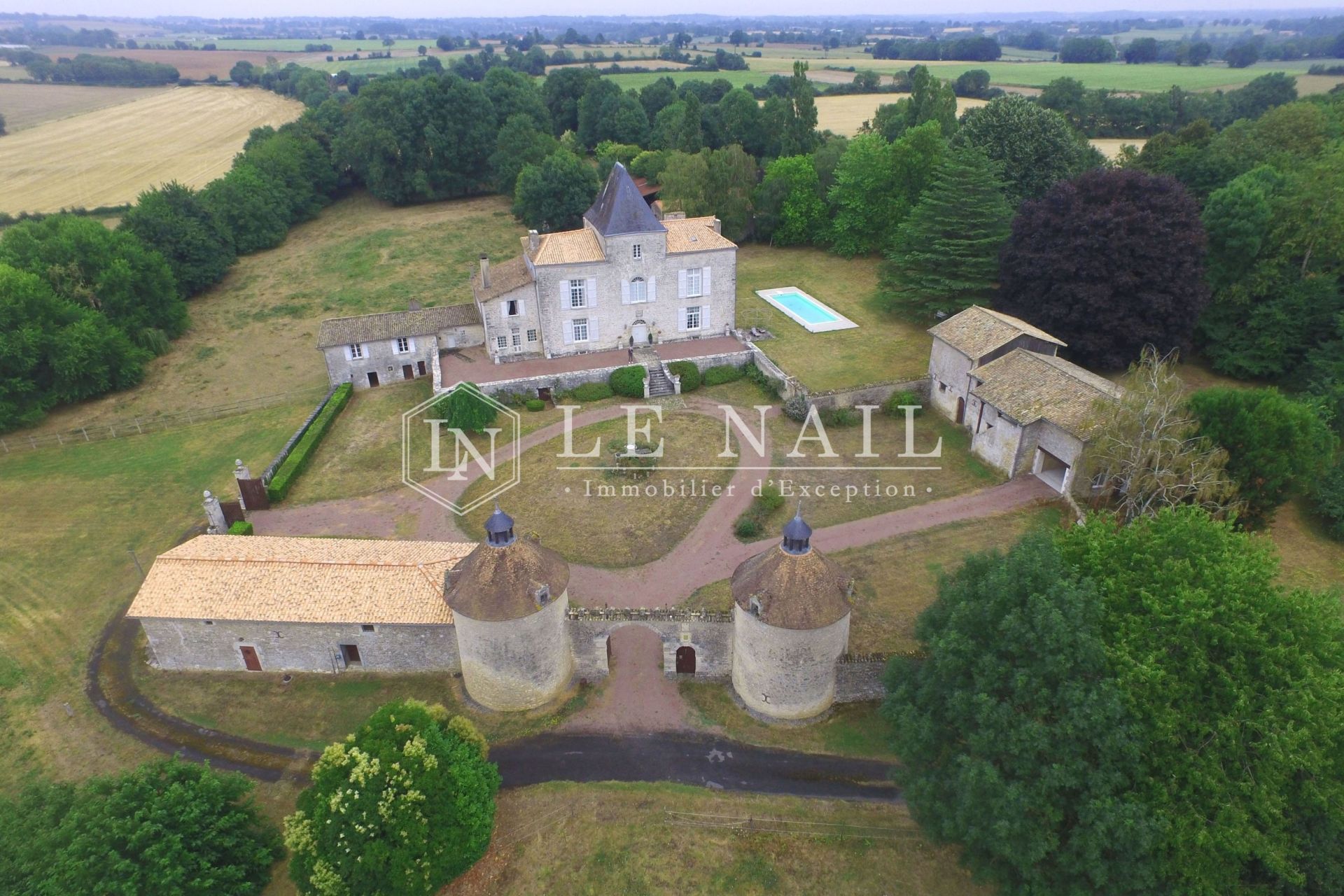 castle 11 rooms for sale on Niort (79000)
