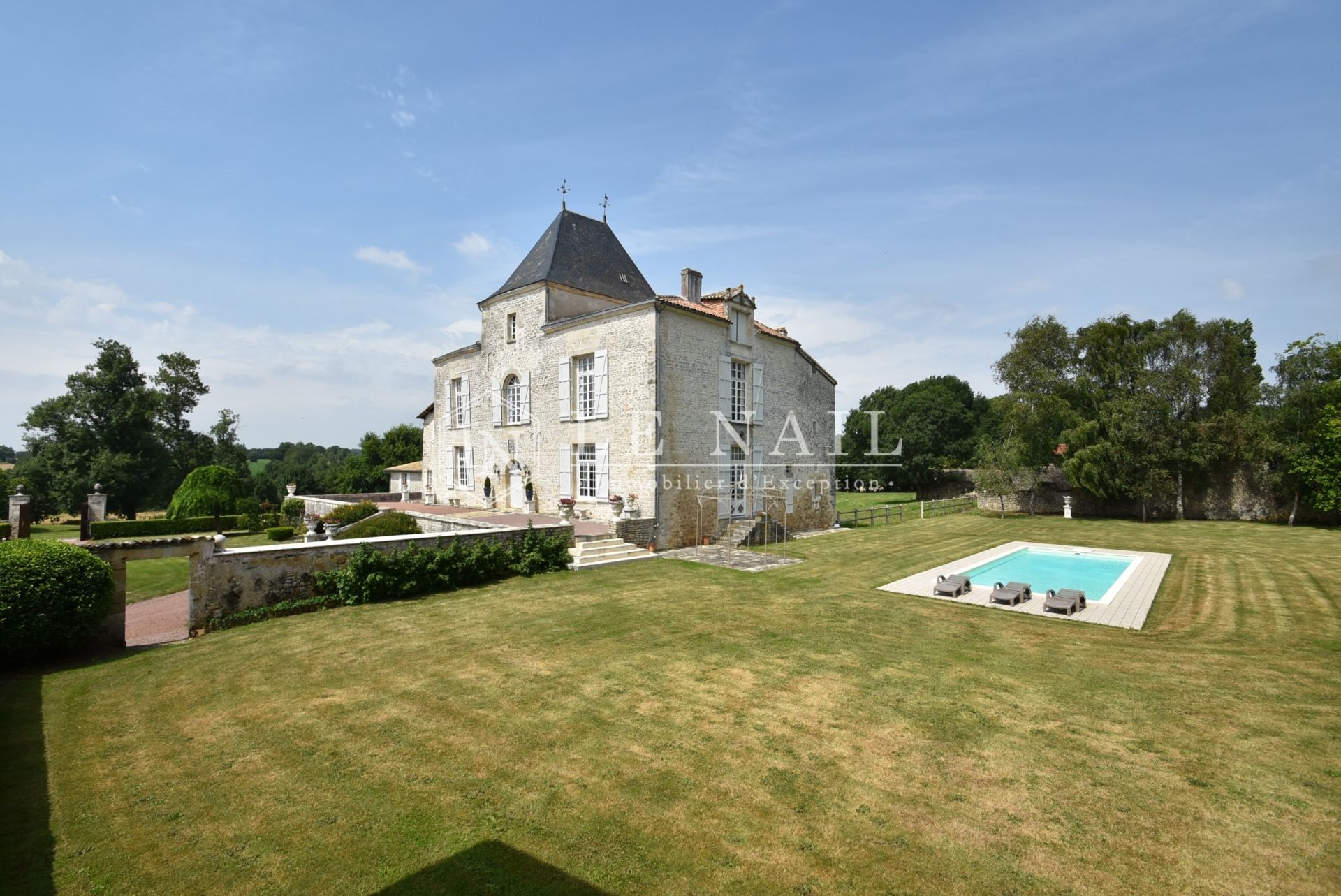 castle 11 rooms for sale on Niort (79000)