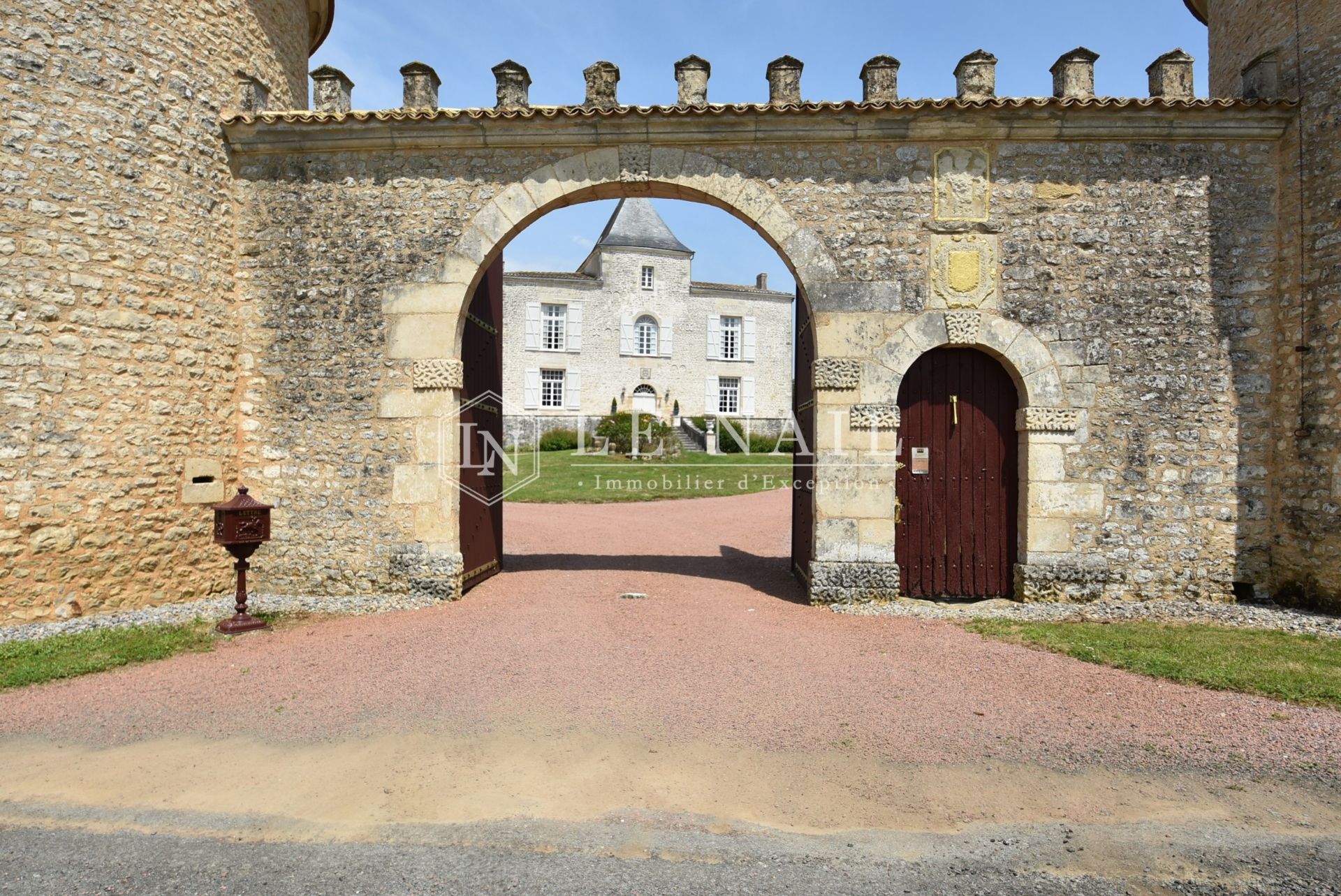 castle 11 rooms for sale on Niort (79000)