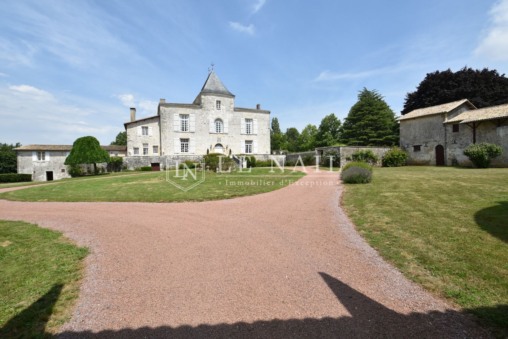 castle 11 rooms for sale on Niort (79000)