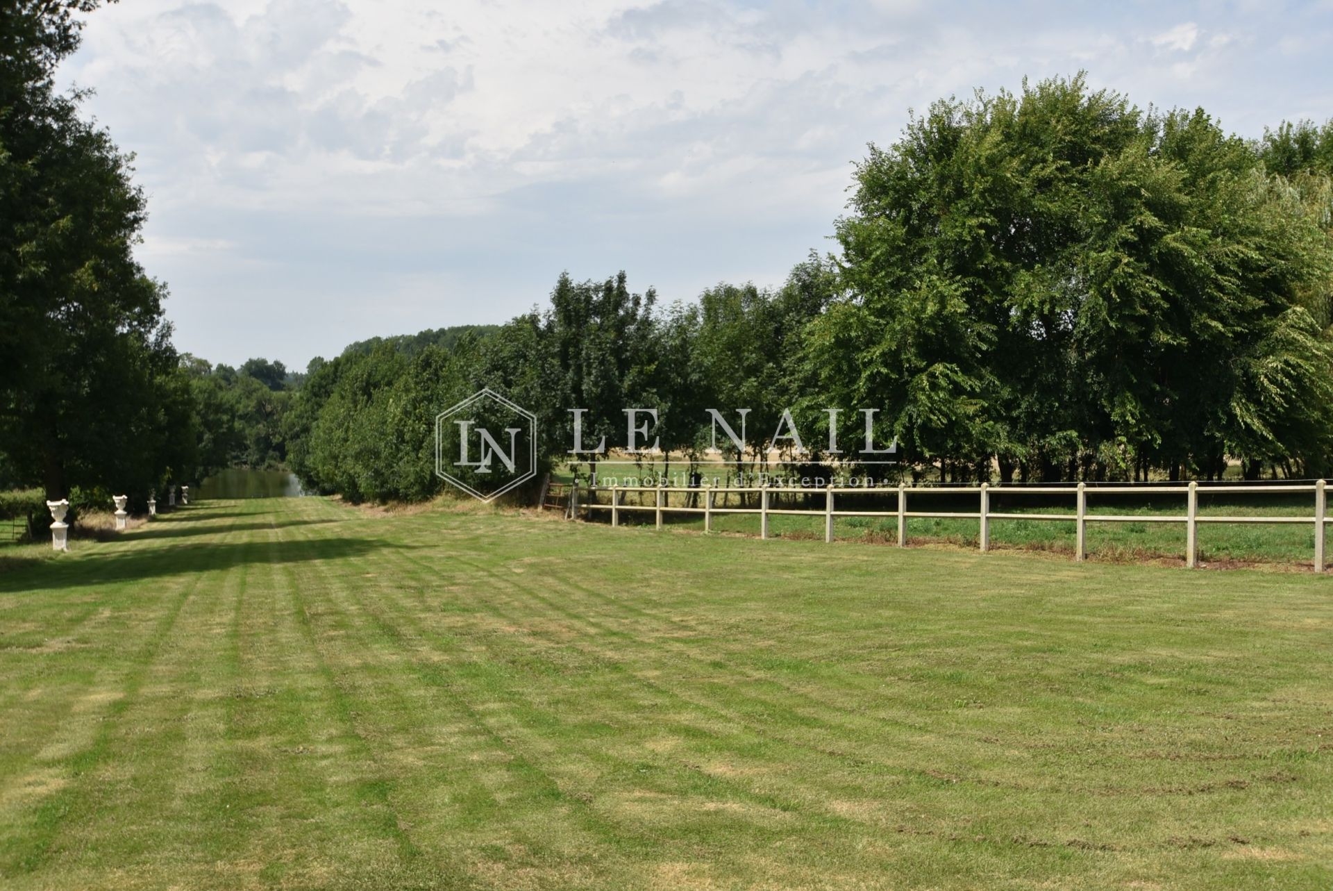 castle 11 rooms for sale on Niort (79000)