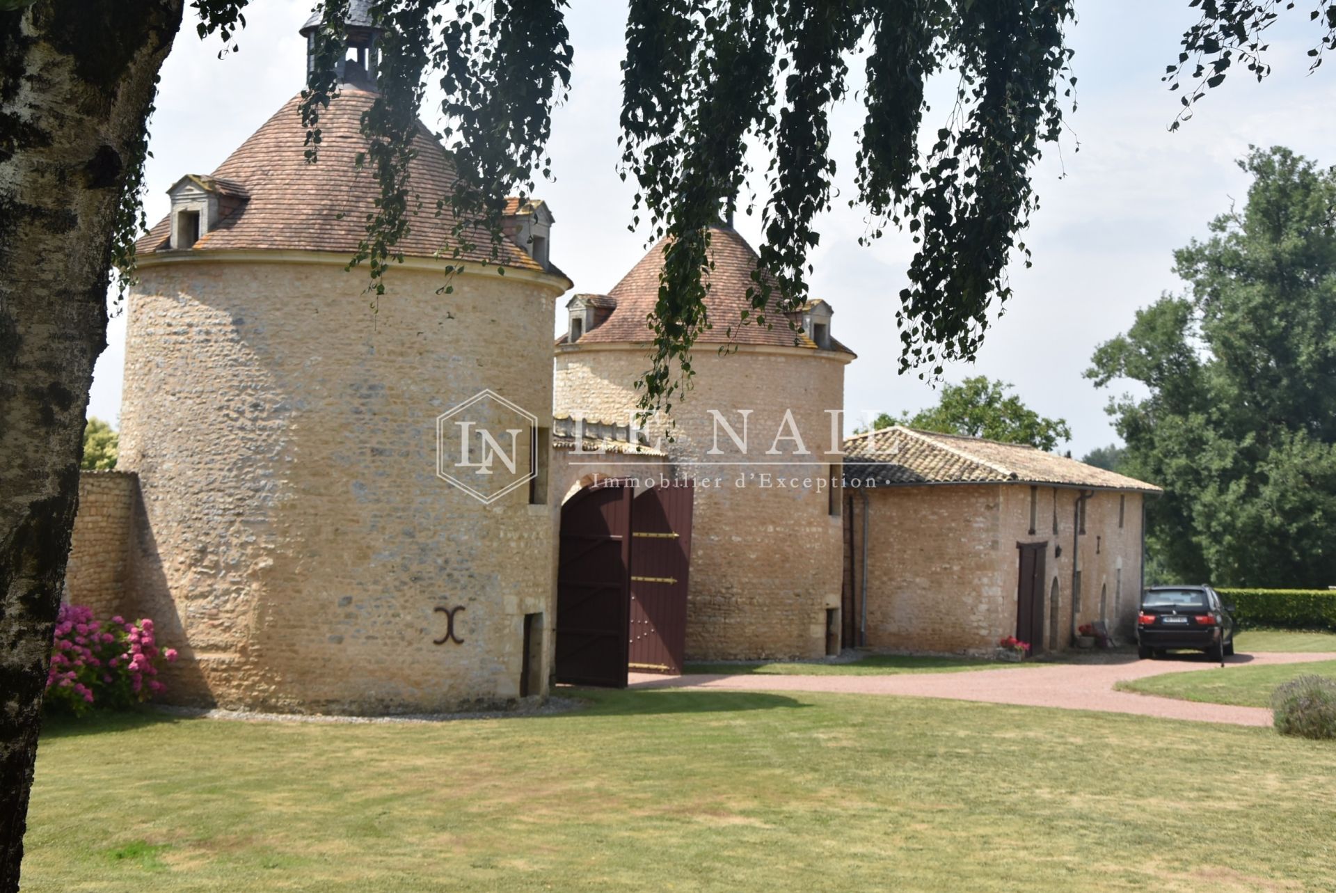 castle 11 rooms for sale on Niort (79000)