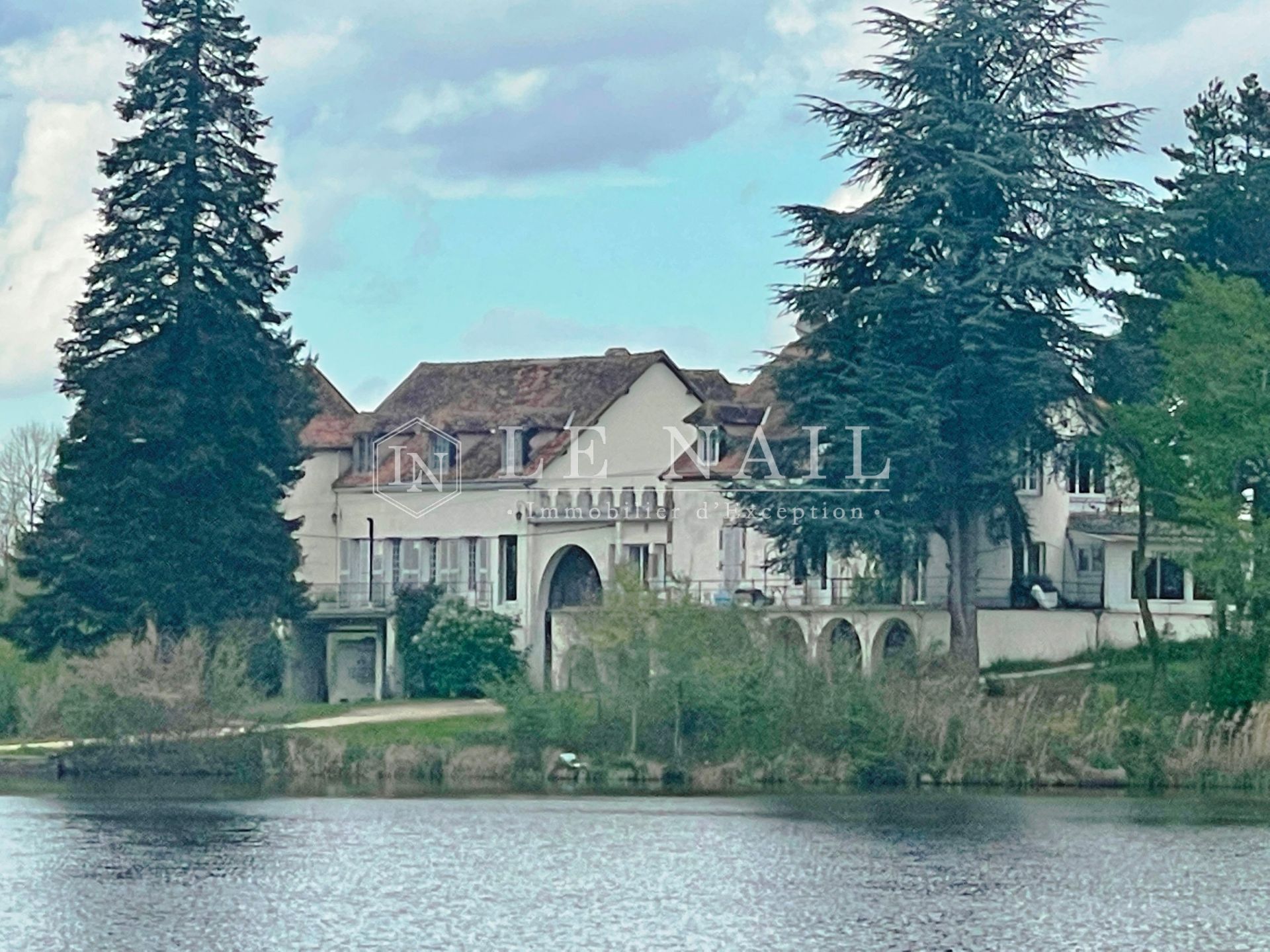 property 12 rooms for sale on CHATEAUROUX (36000)