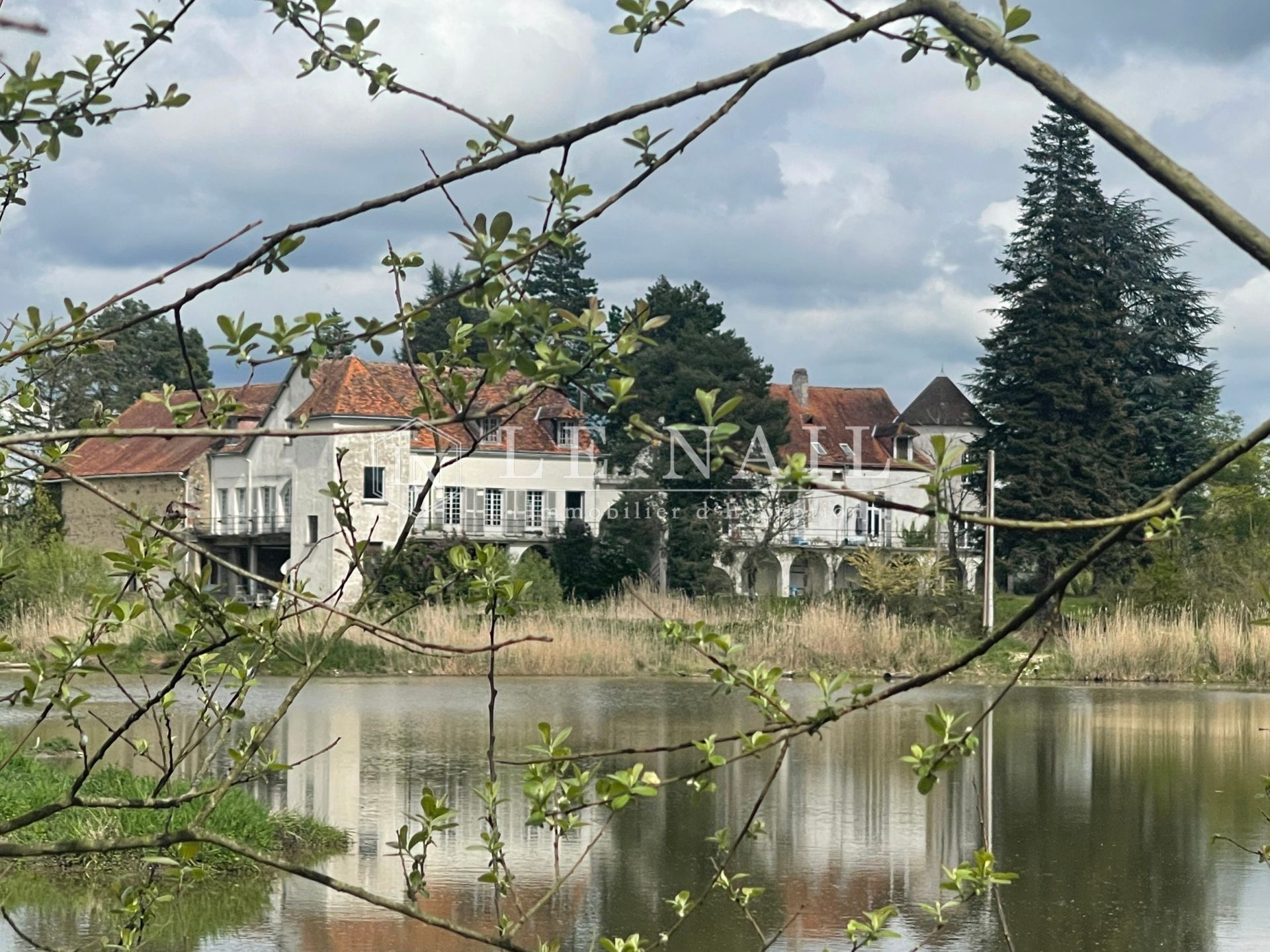 property 12 rooms for sale on CHATEAUROUX (36000)