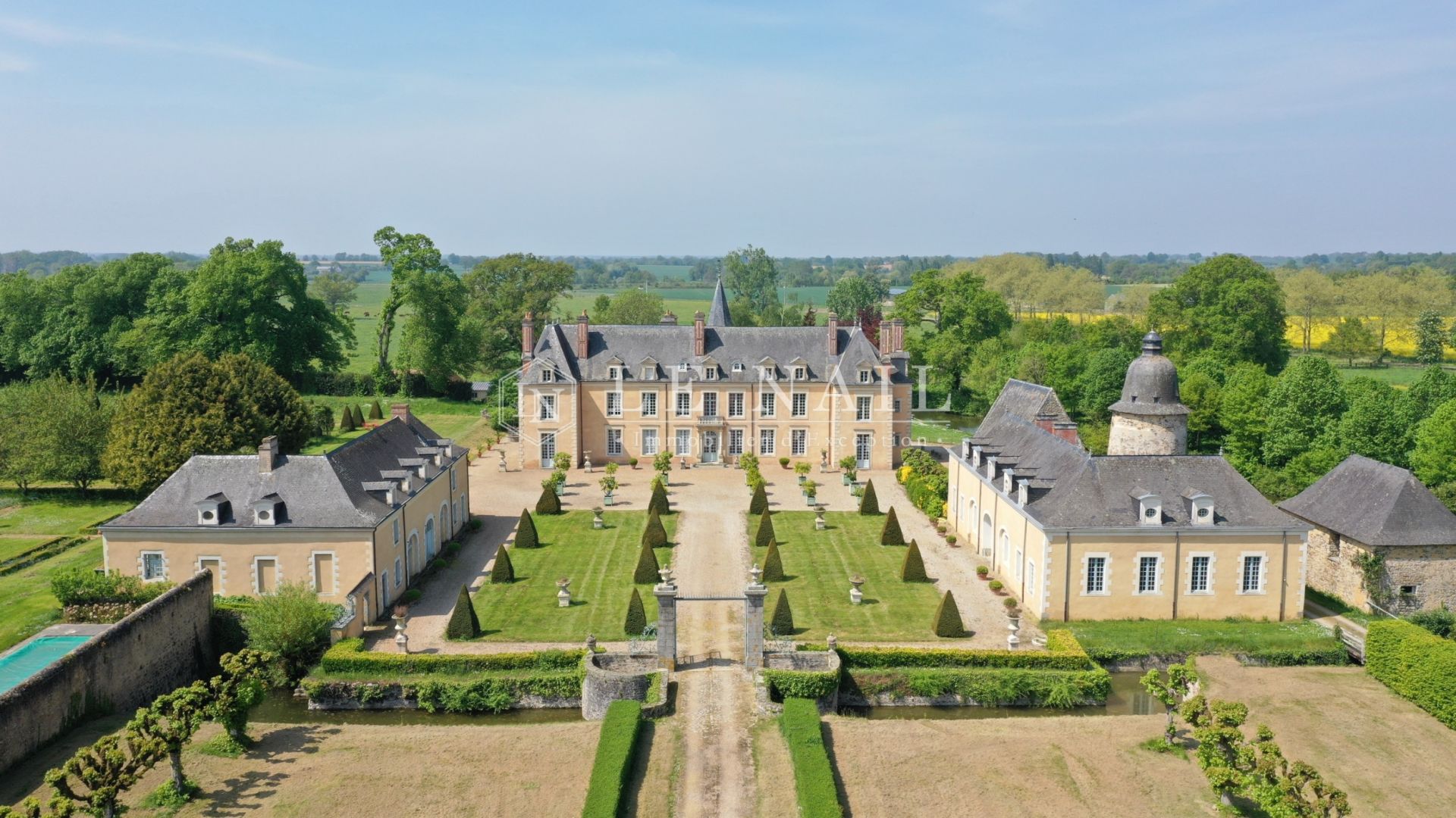 castle 34 rooms for sale on LAVAL (53000)