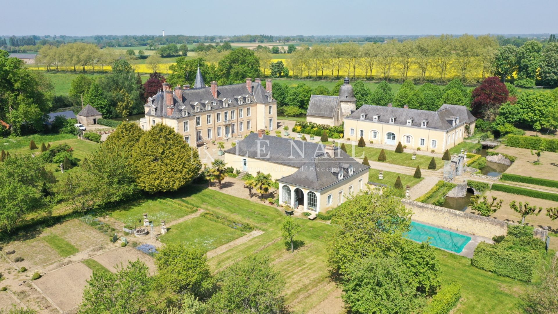 castle 34 rooms for sale on LAVAL (53000)