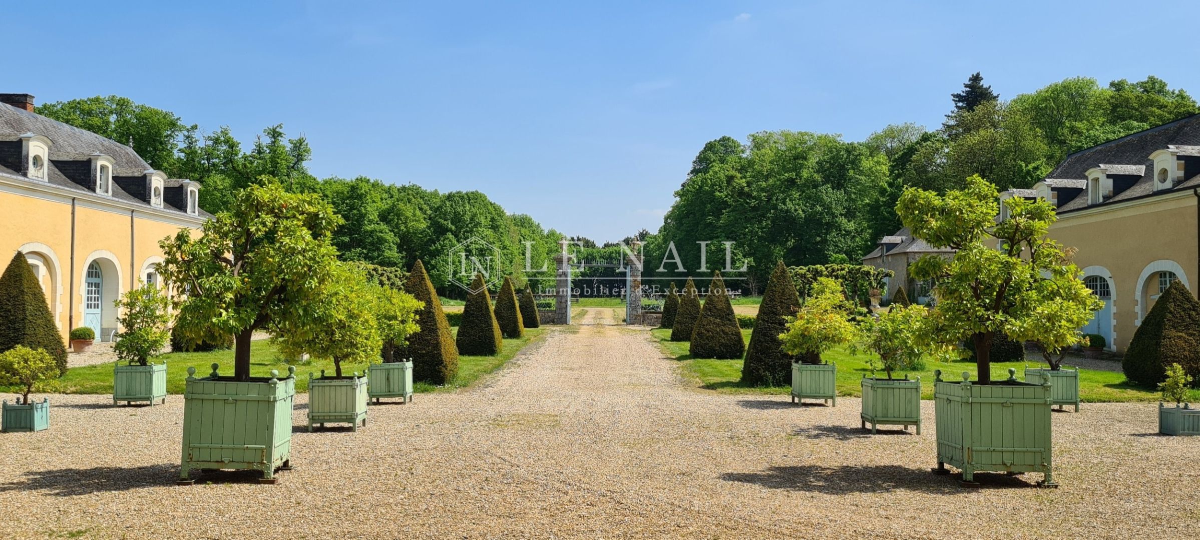 castle 34 rooms for sale on LAVAL (53000)
