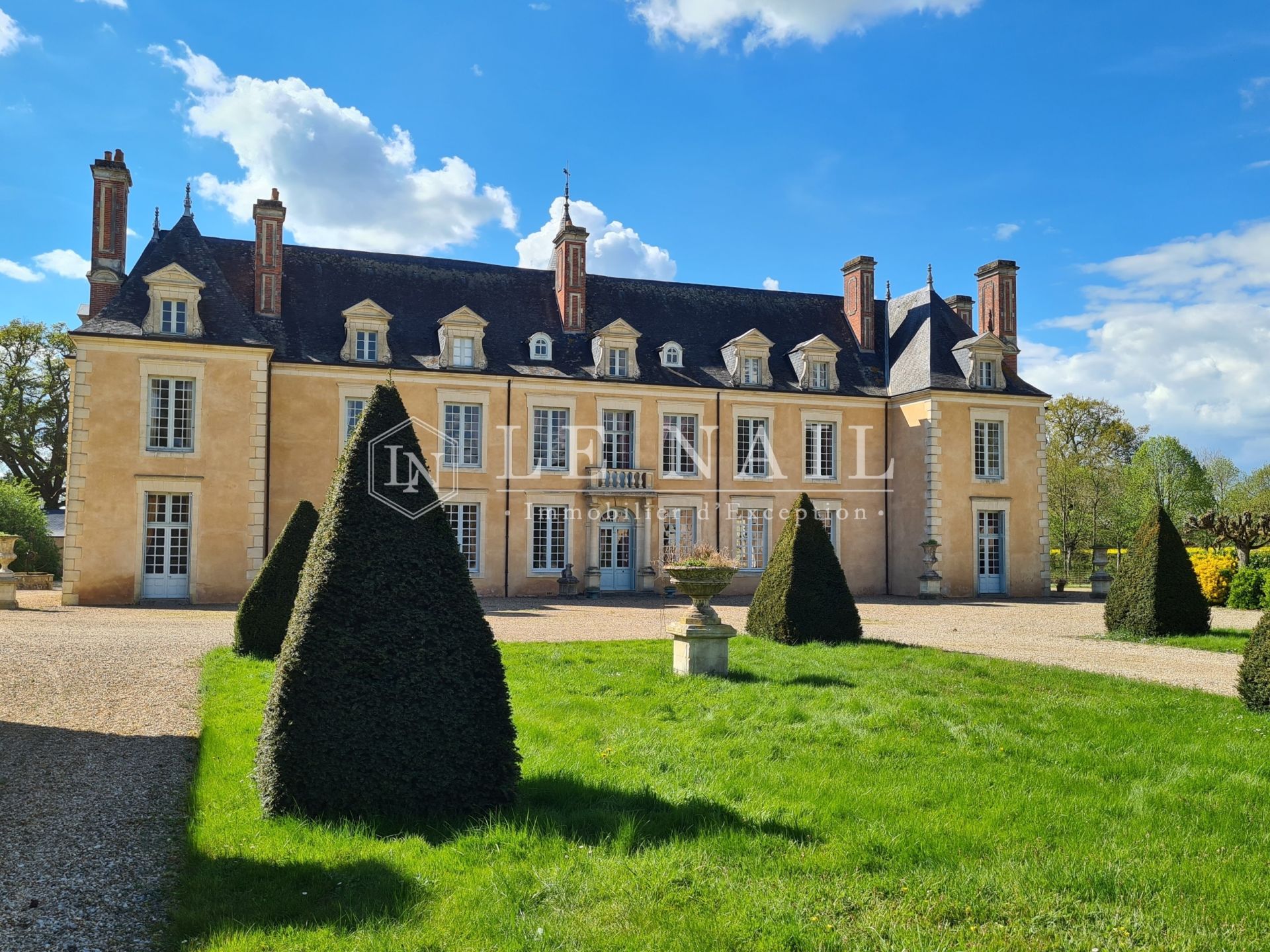 castle 34 rooms for sale on LAVAL (53000)