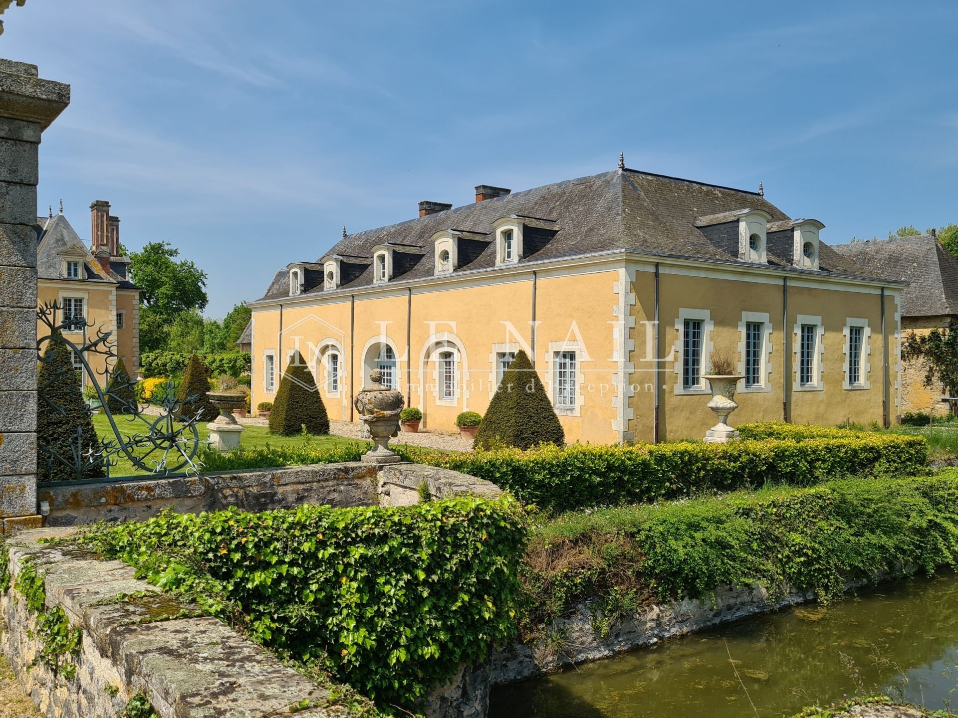 castle 34 rooms for sale on LAVAL (53000)