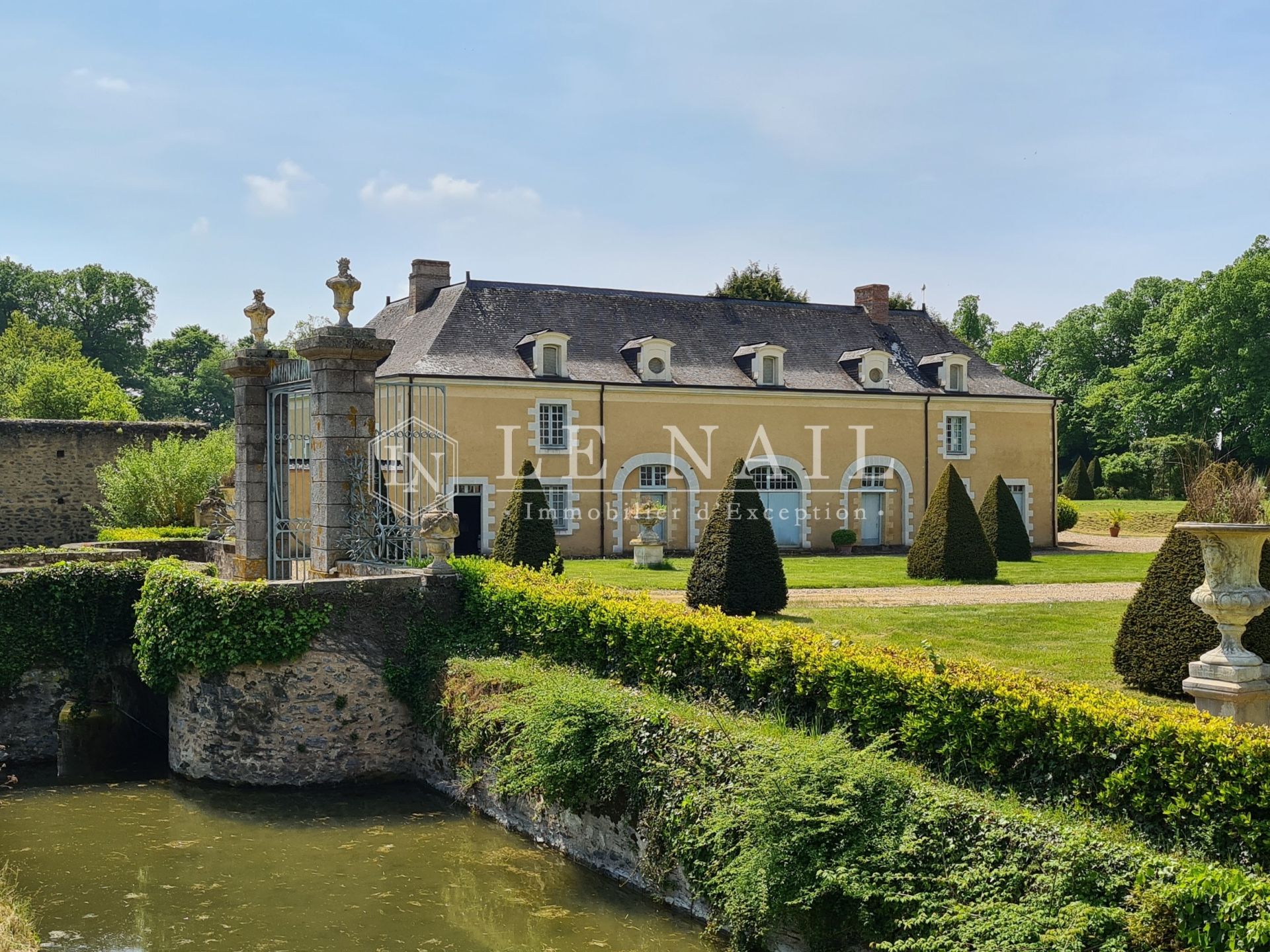 castle 34 rooms for sale on LAVAL (53000)