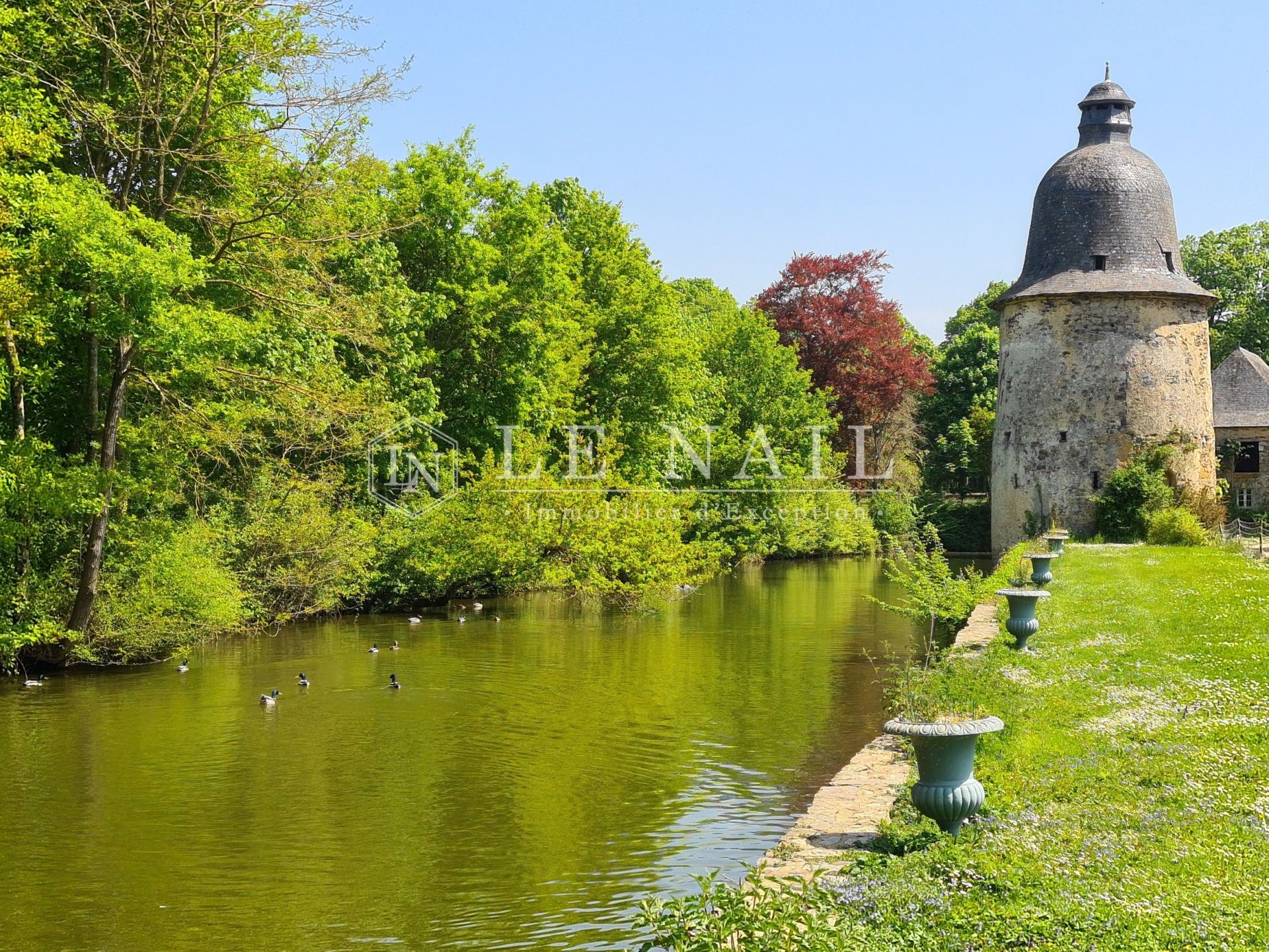 castle 34 rooms for sale on LAVAL (53000)