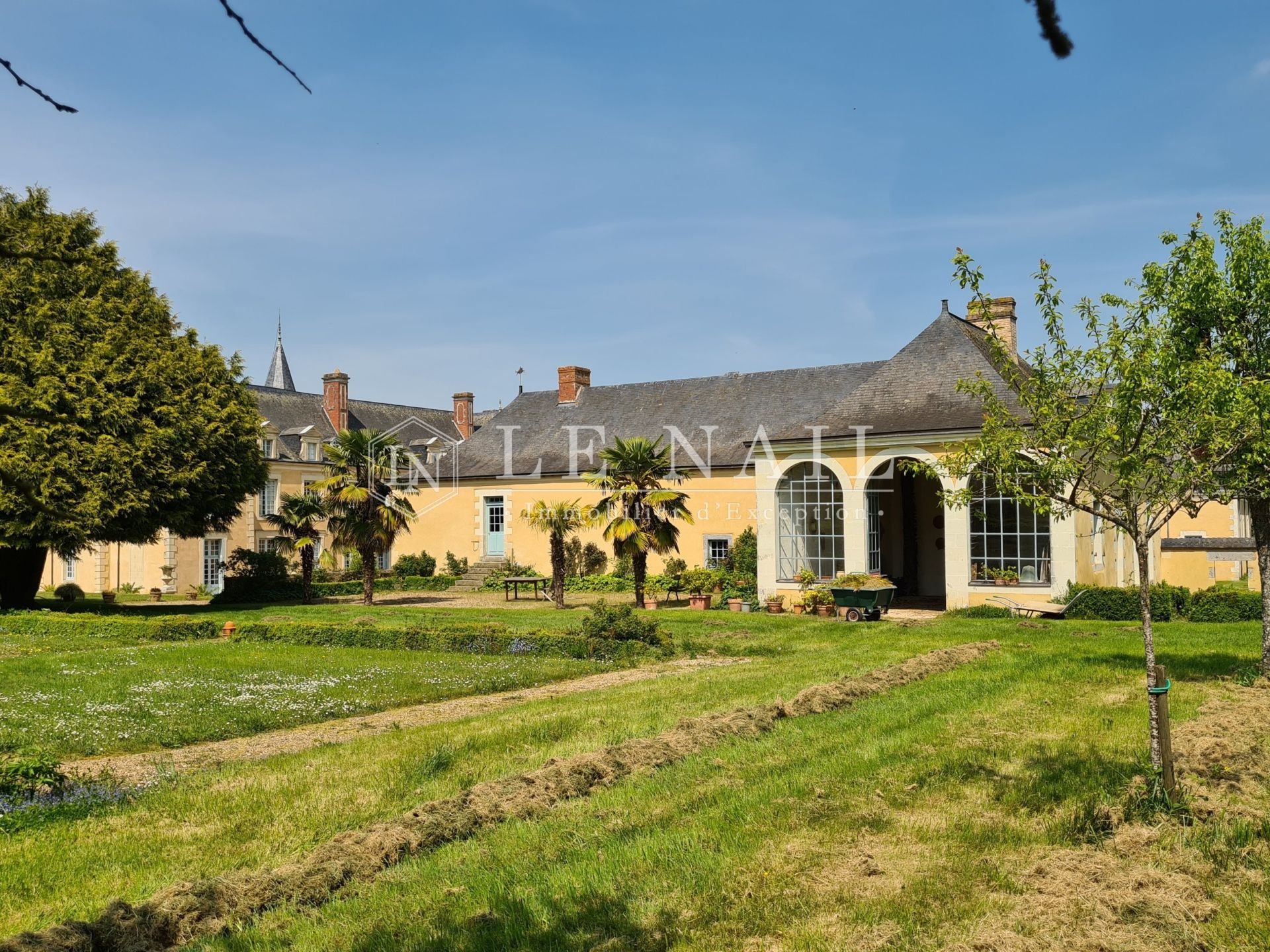 castle 34 rooms for sale on LAVAL (53000)
