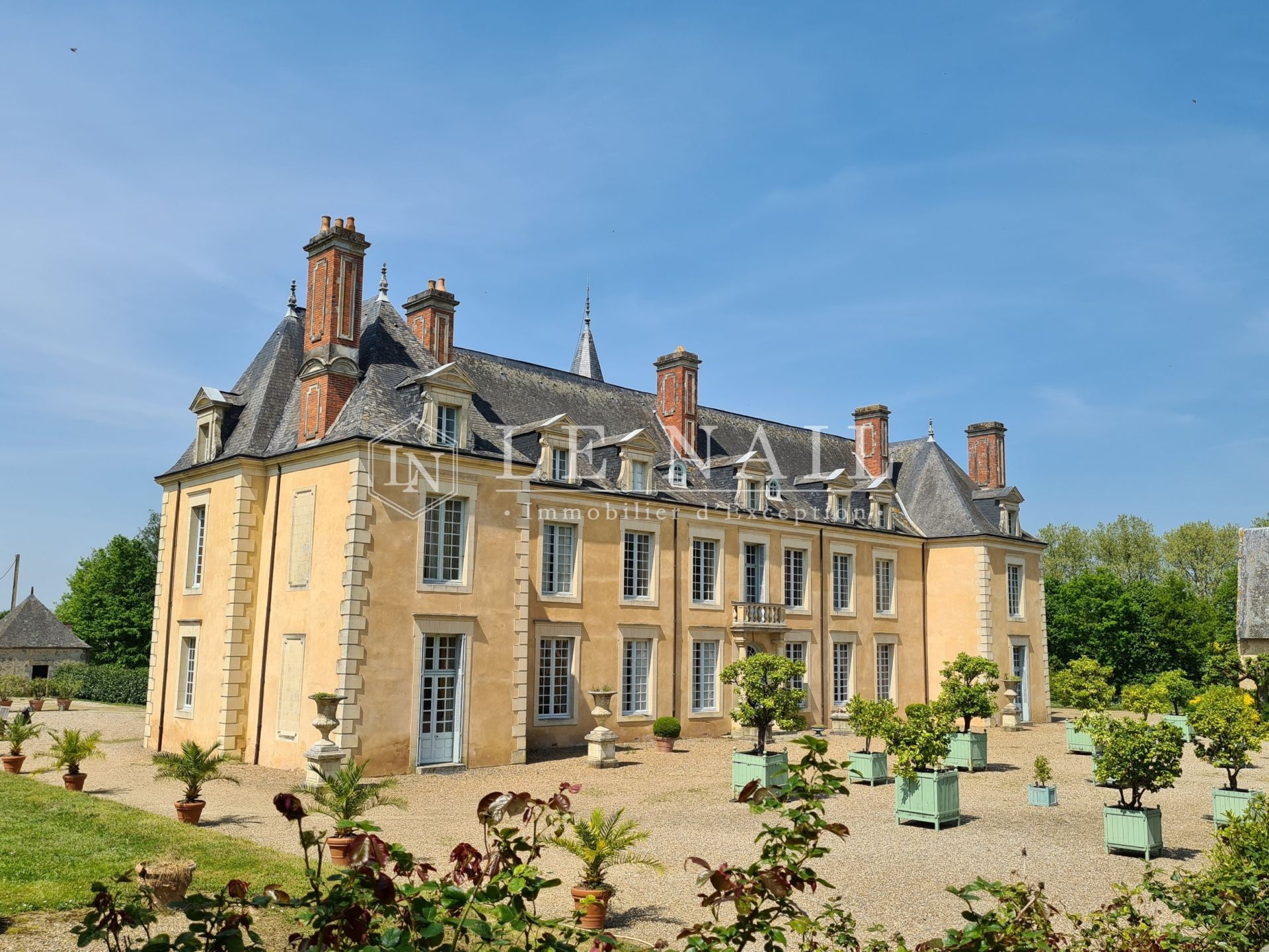 castle 34 rooms for sale on LAVAL (53000)