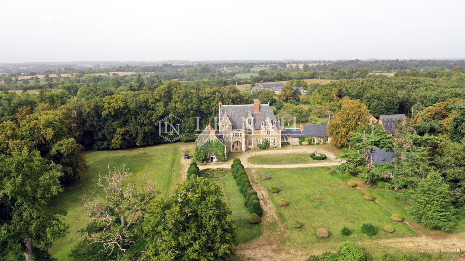 manoir 16 pièces en vente à CHATEAU GONTIER (53200)