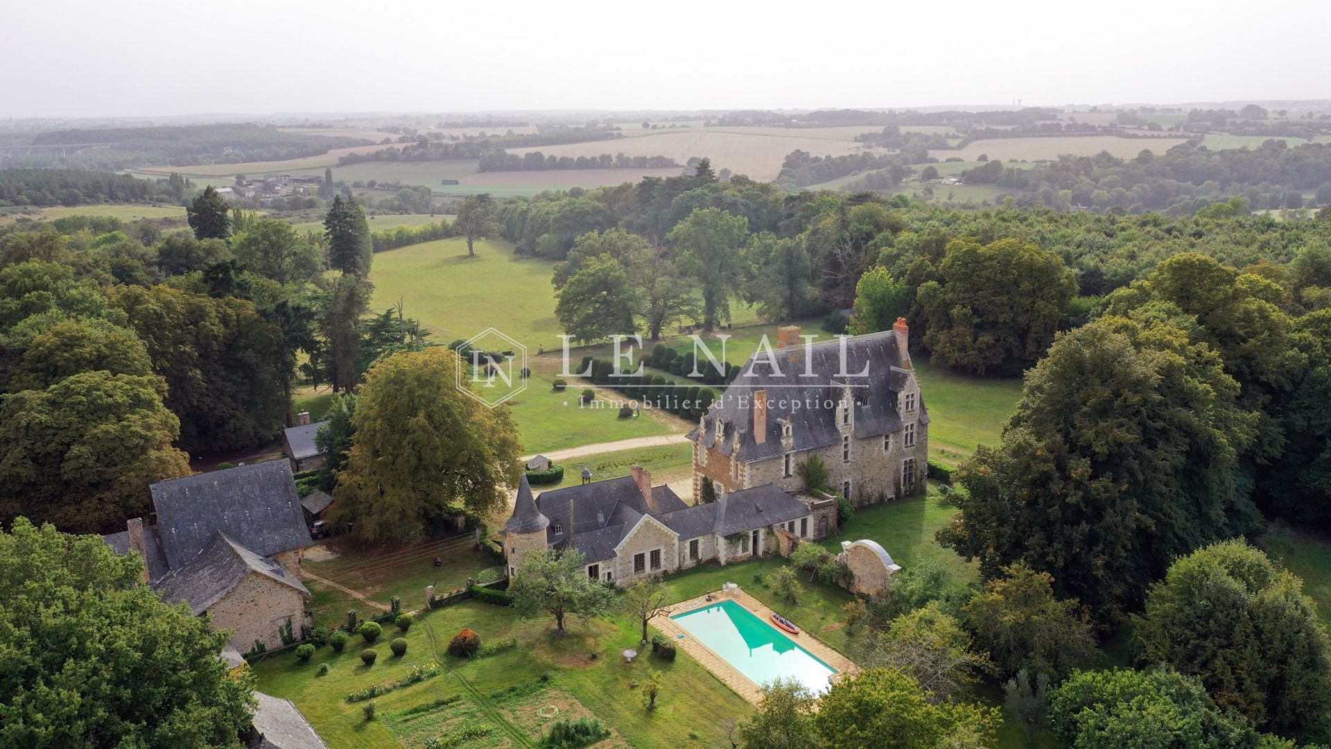 manoir 16 pièces en vente à CHATEAU GONTIER (53200)
