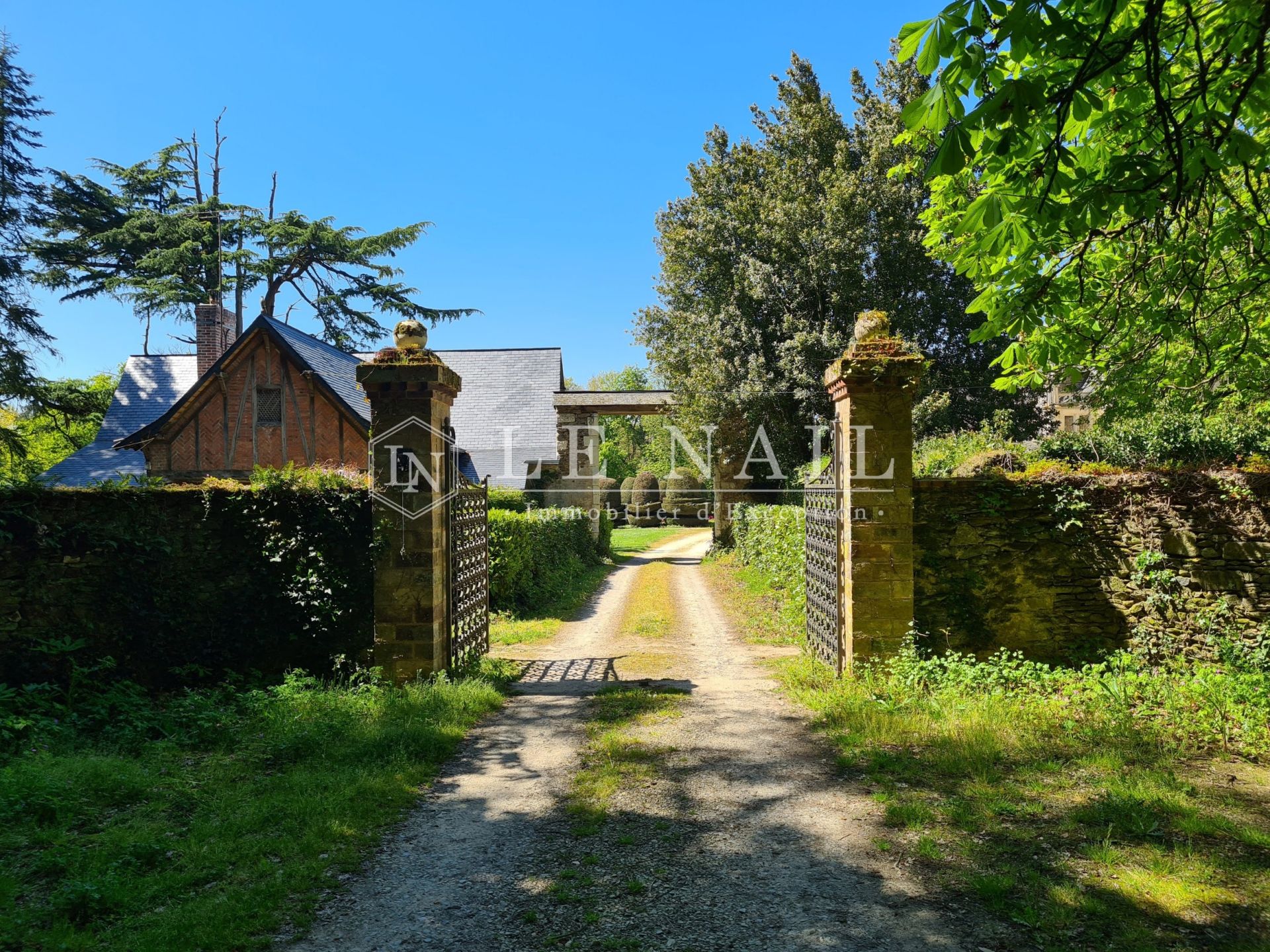 manoir 16 pièces en vente à CHATEAU GONTIER (53200)
