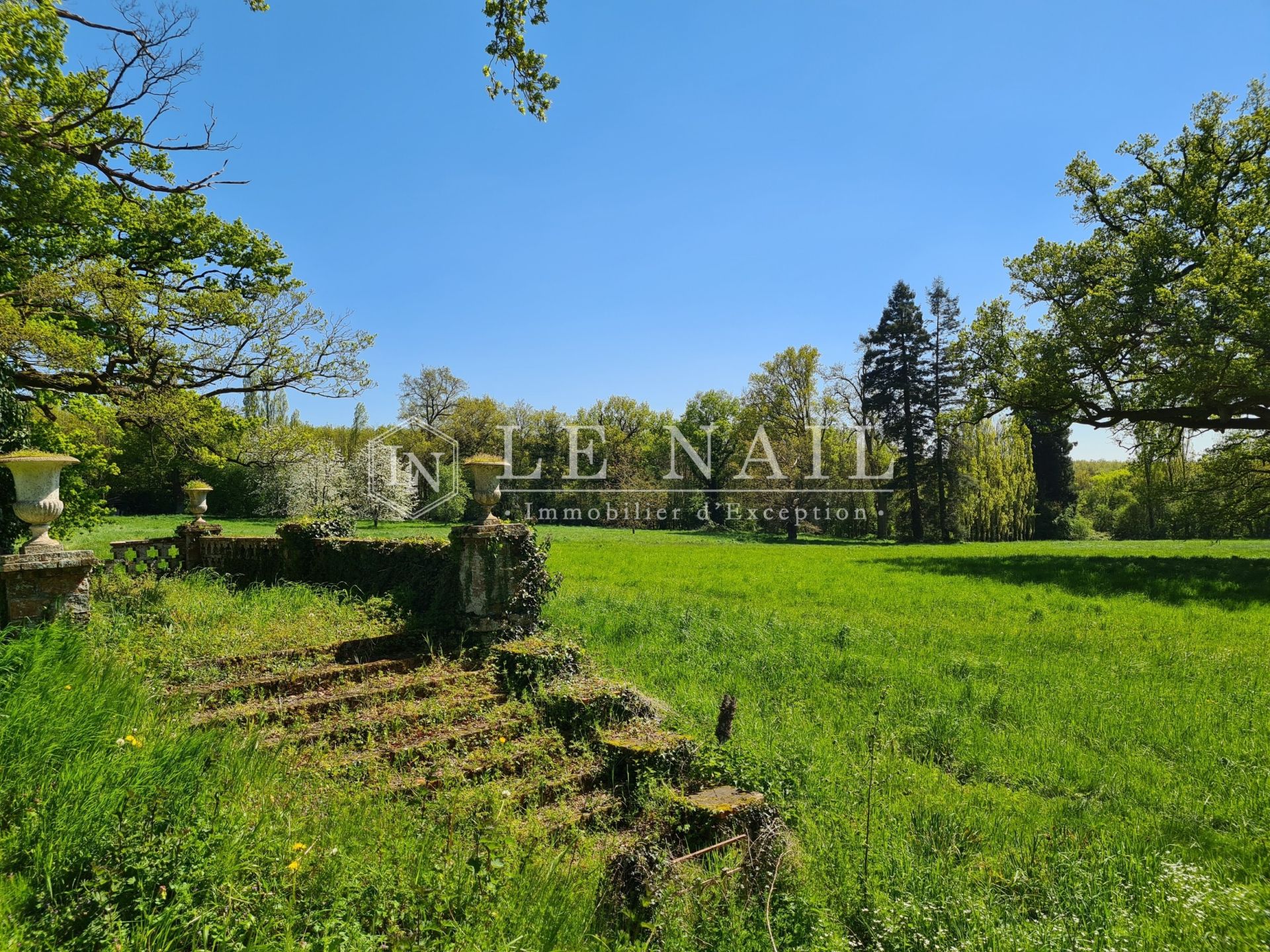 manoir 16 pièces en vente à CHATEAU GONTIER (53200)