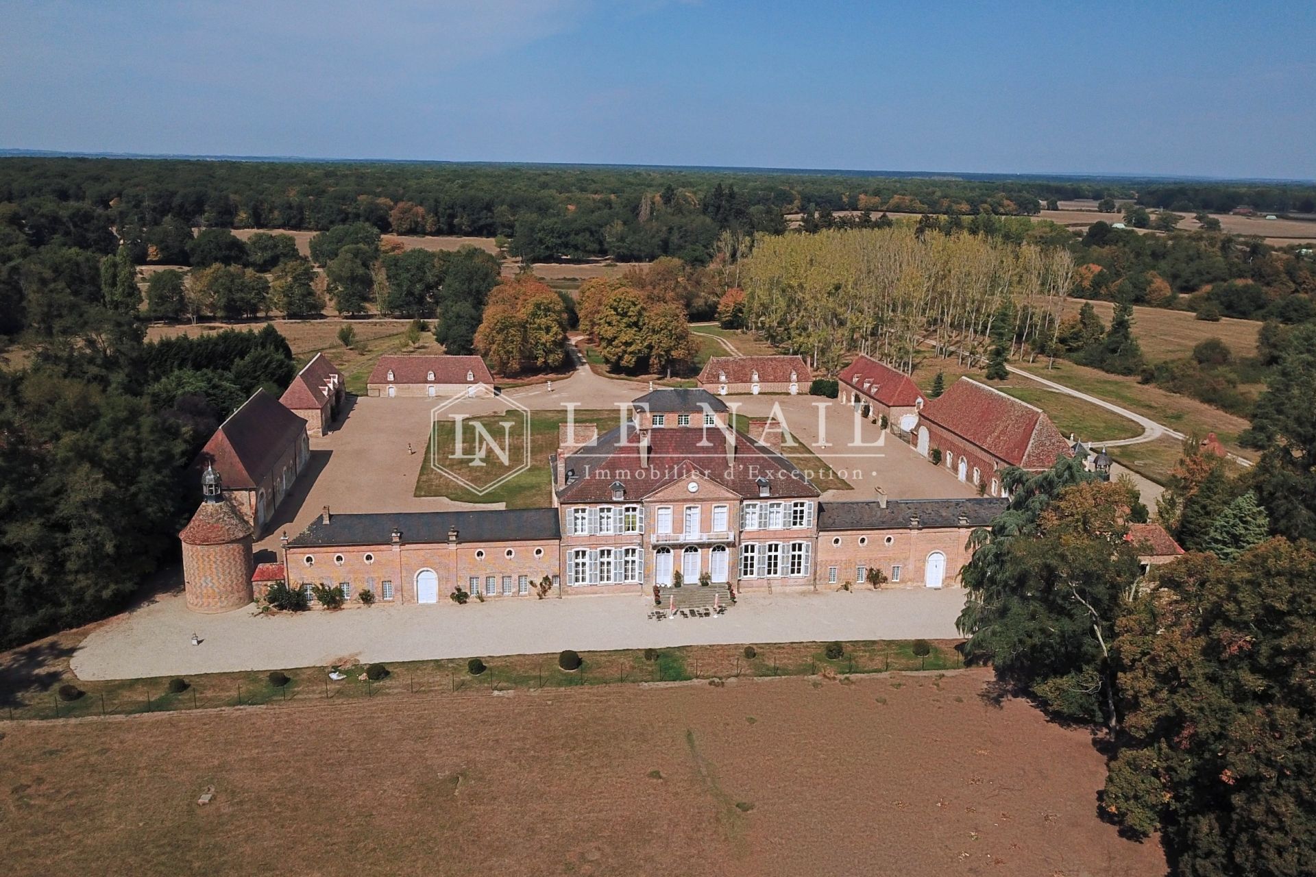 castle 20 rooms for sale on Bourges (18000)