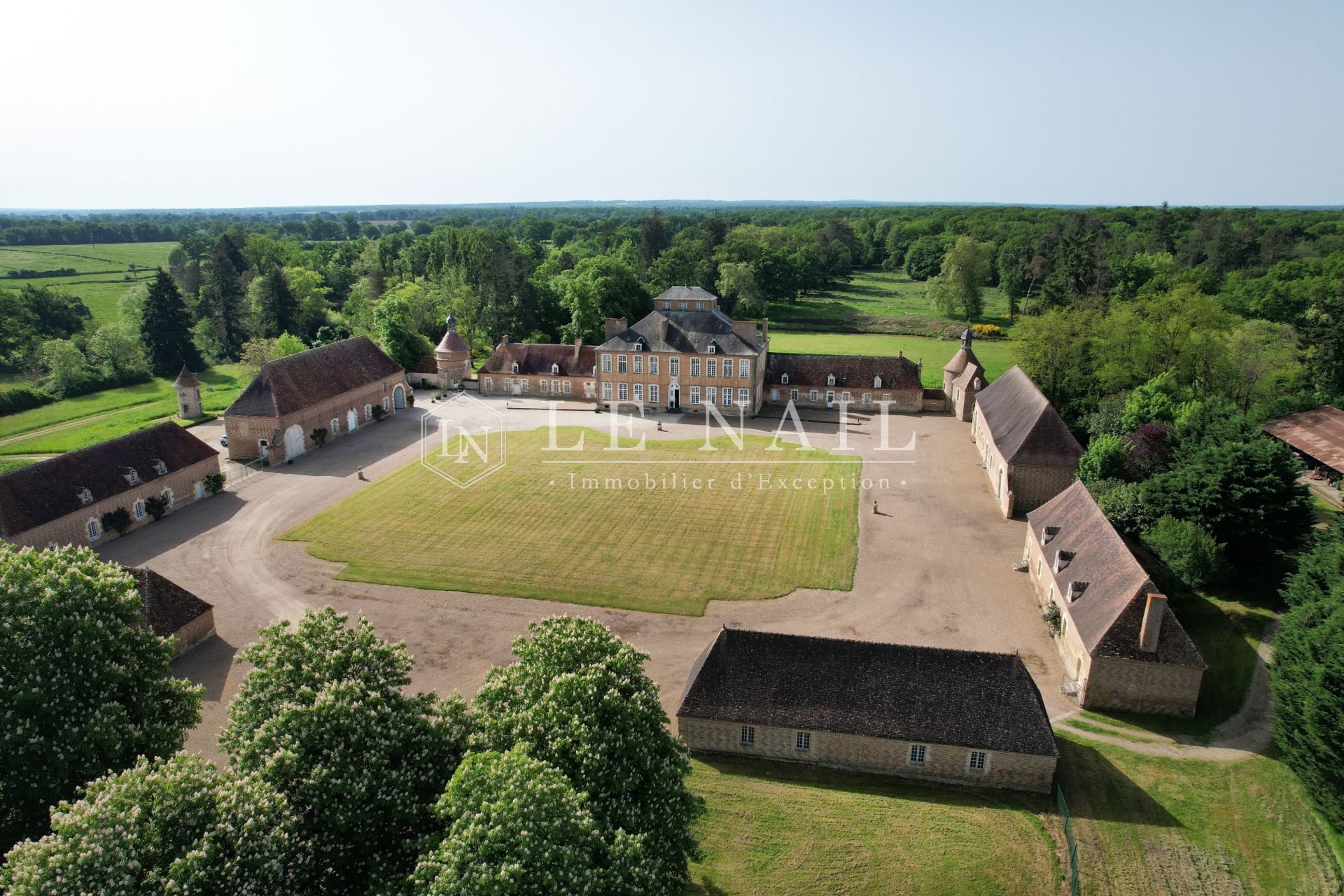 castle 20 rooms for sale on Bourges (18000)