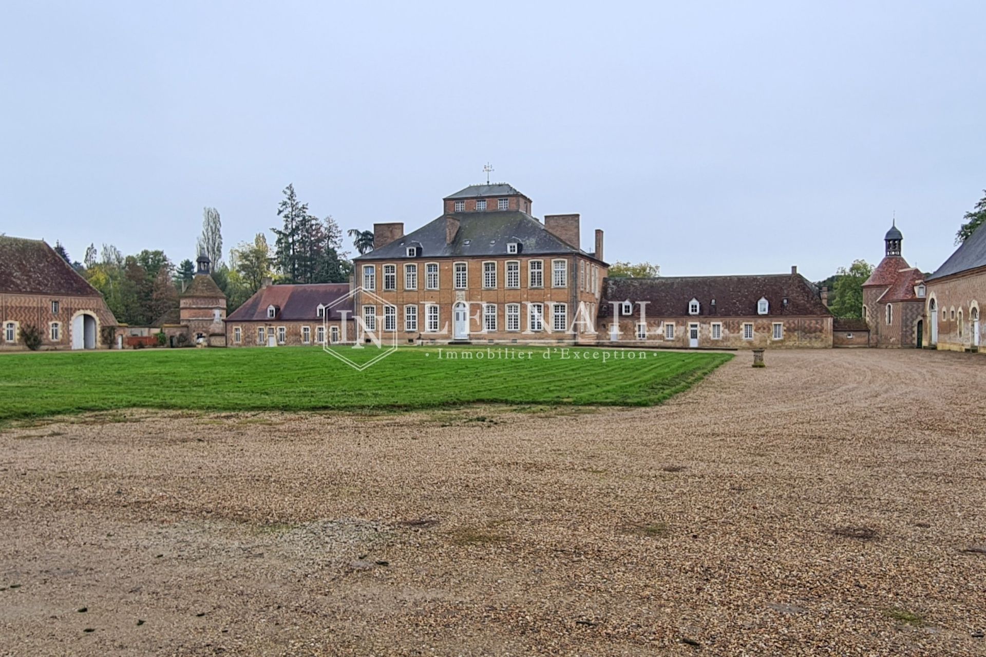 castle 20 rooms for sale on Bourges (18000)