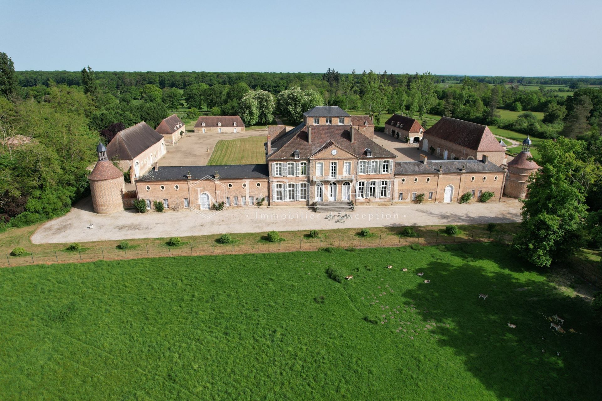 castle 20 rooms for sale on Bourges (18000)