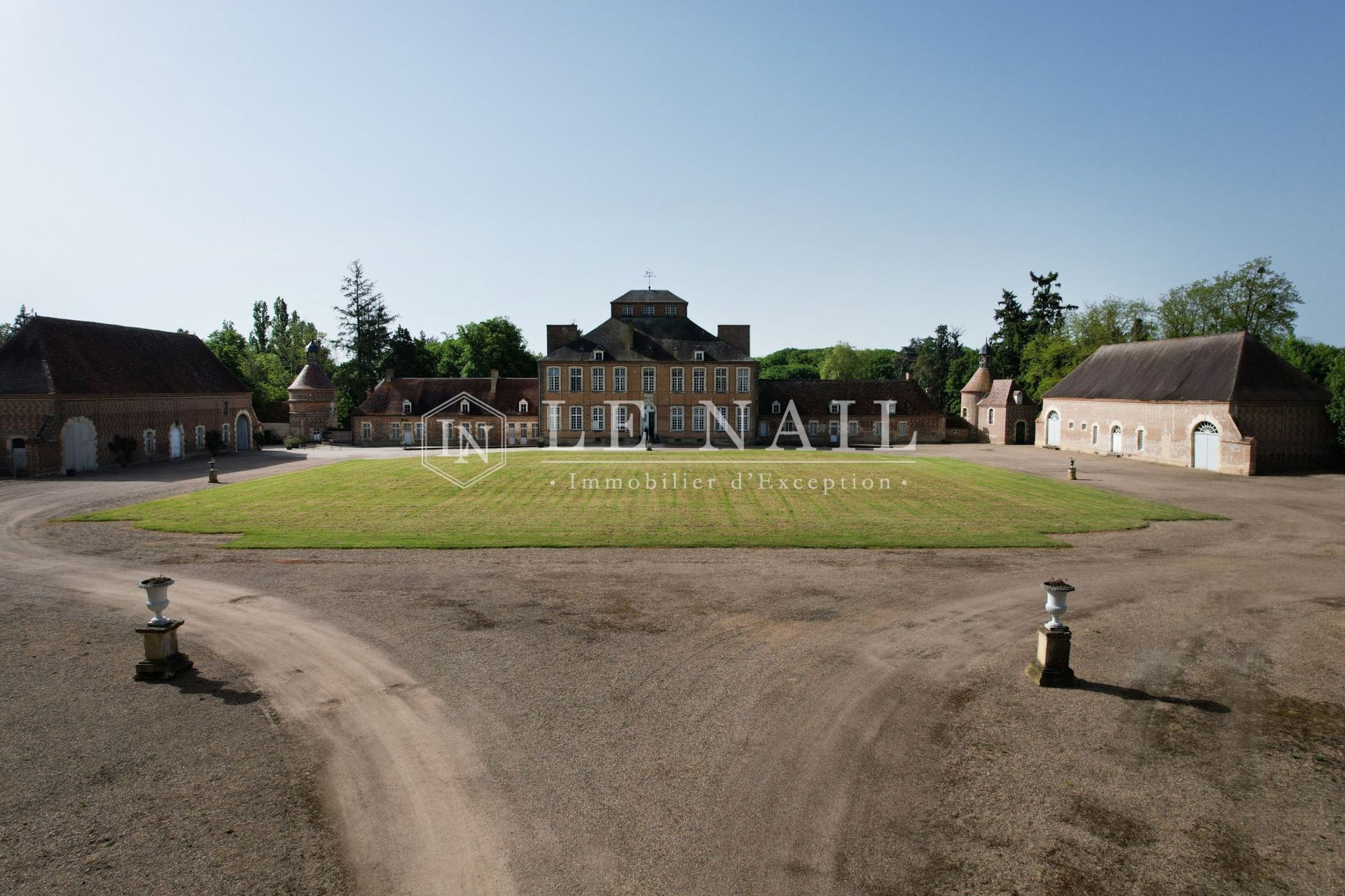 castle 20 rooms for sale on Bourges (18000)