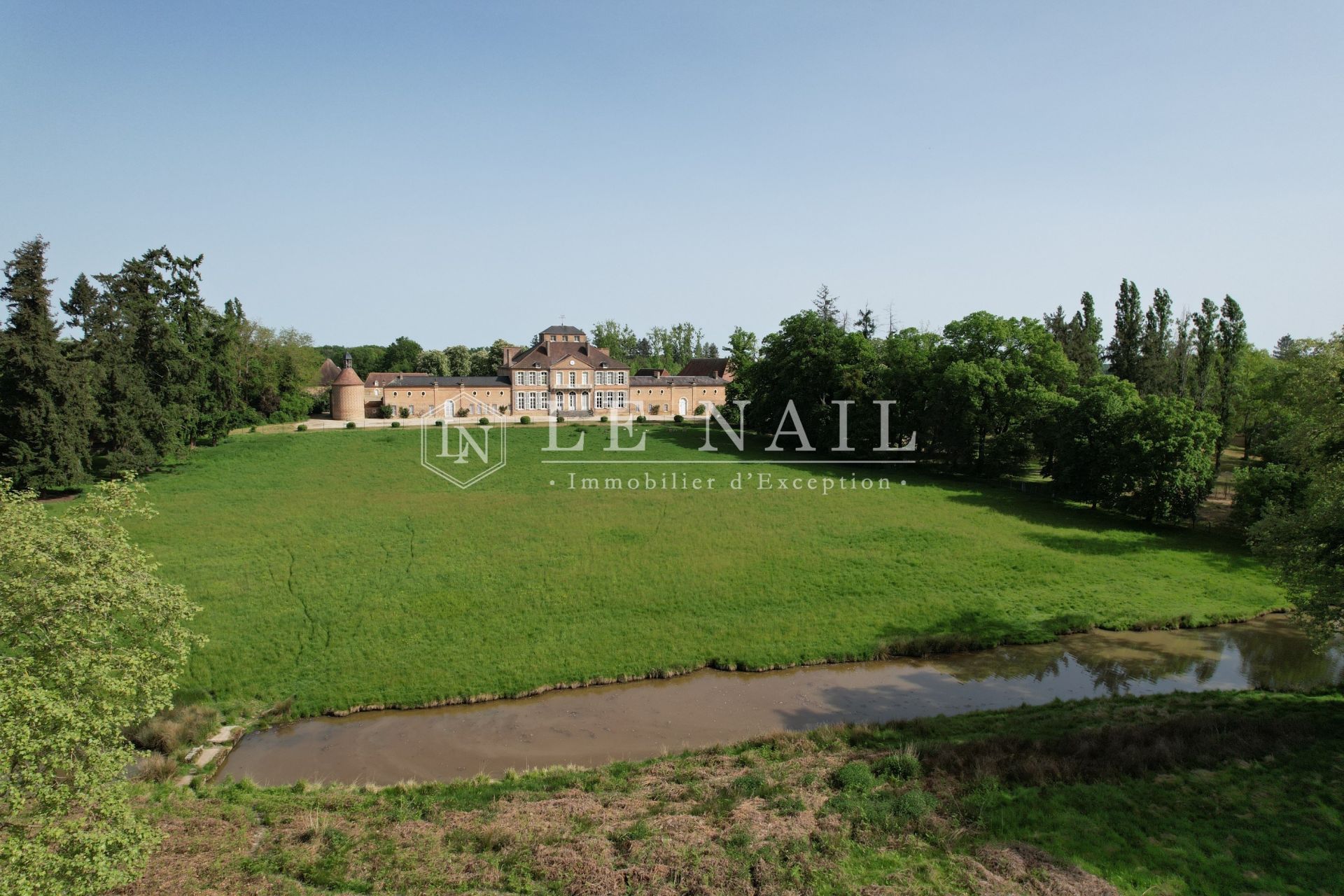 castle 20 rooms for sale on Bourges (18000)