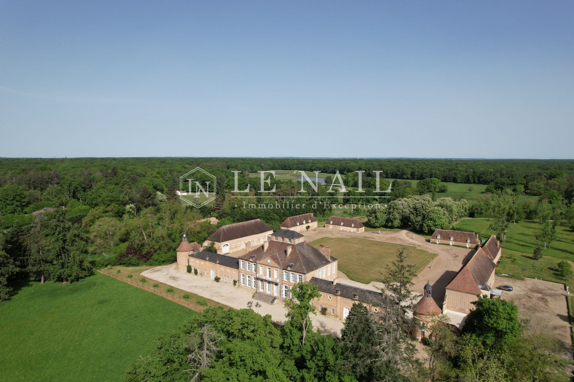 castle 20 rooms for sale on Bourges (18000)