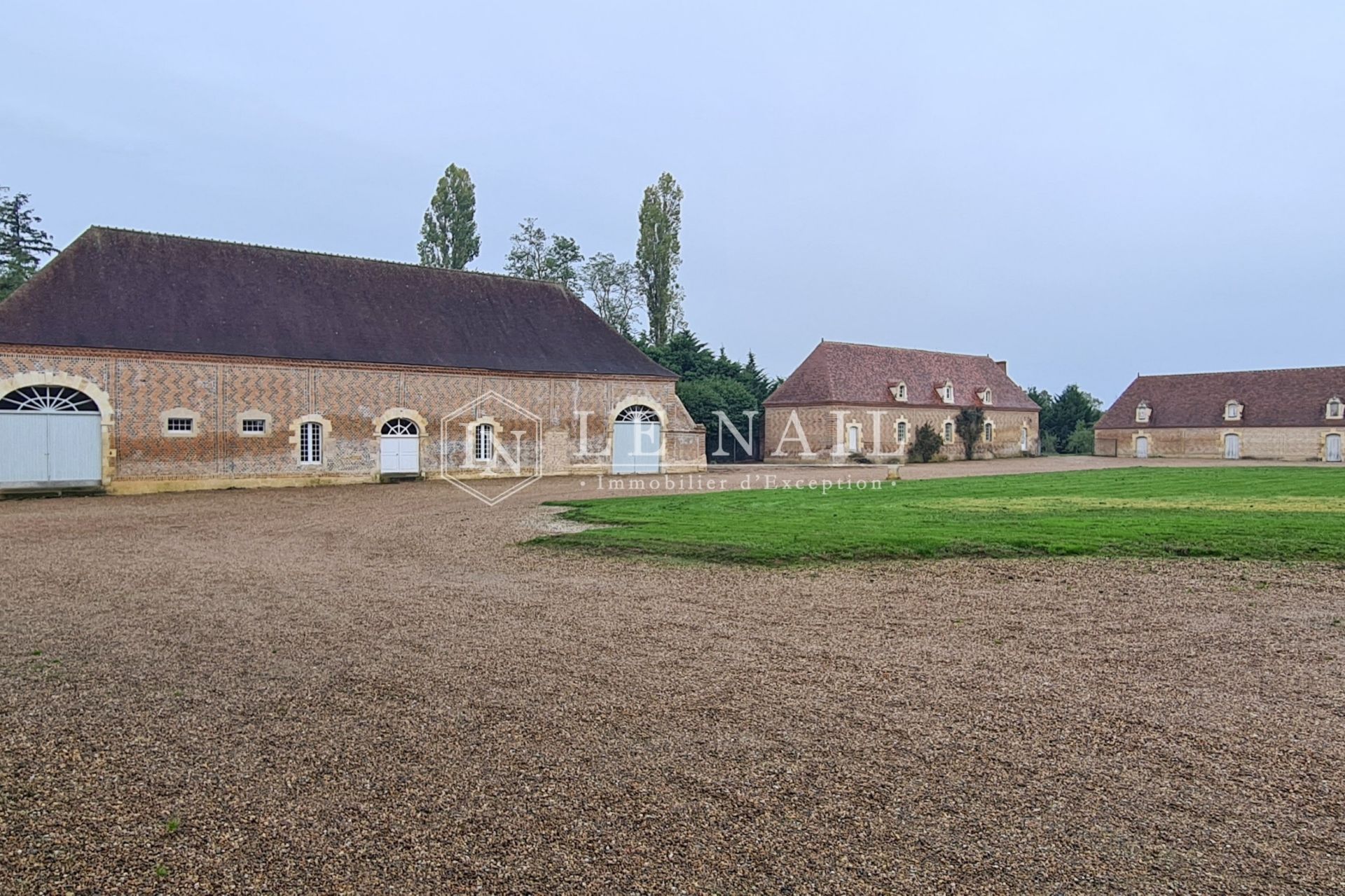 castle 20 rooms for sale on Bourges (18000)