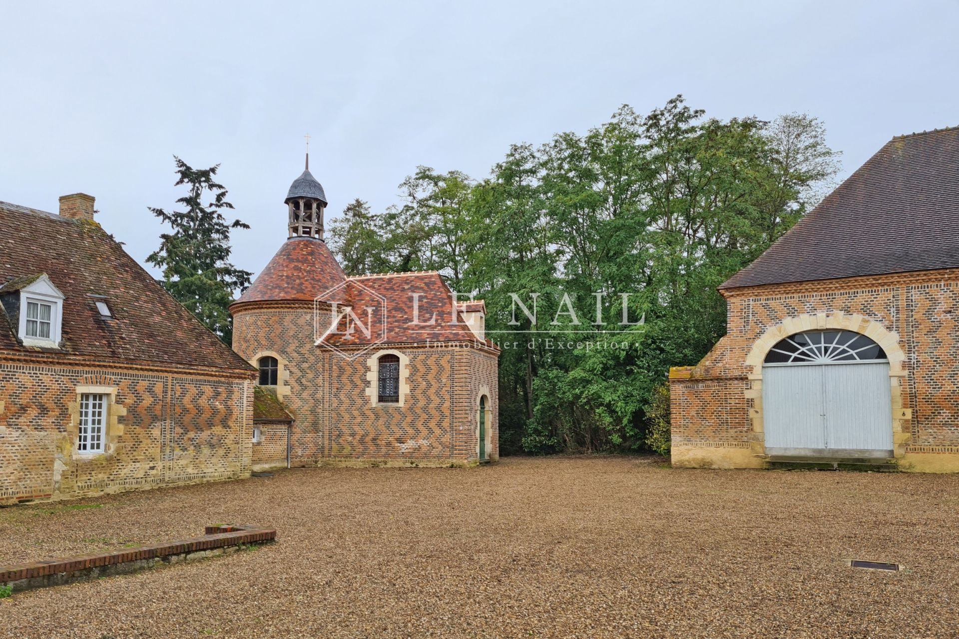 castle 20 rooms for sale on Bourges (18000)